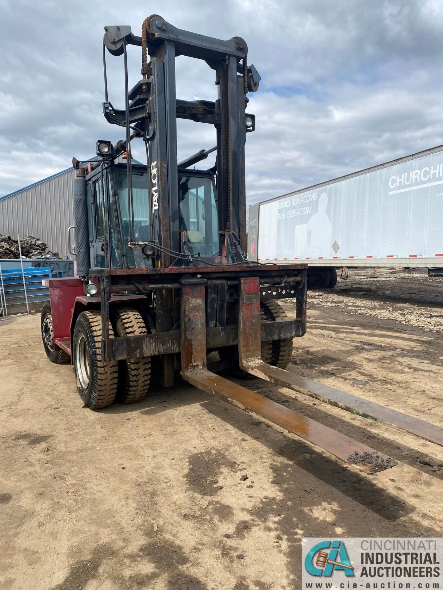 22,000 LB. CAPACITY TAYLOR T-220S "BIG RED" DIESEL, DUAL TIRE PNEUMATIC LIFT TRUCK, 93" FORKS, 17, - Image 4 of 12