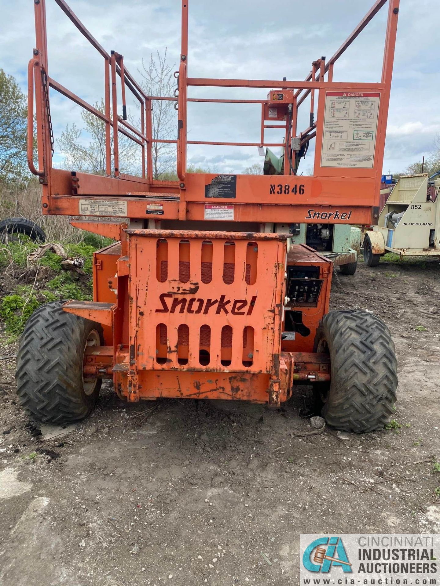 SNORKEL SR3284 ROUGH TERRAIN SCISSORLIFT, GAS POWER ENGINE, 72" X 120" PLATFORM WITH DECK EXTENSION, - Image 2 of 4