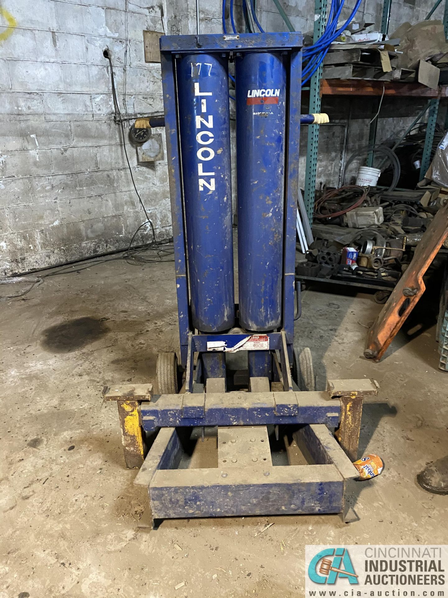 7 TON LINCOLN MODEL 93692 ROLLING PNEUMATIC JACK, 13-1/2" - 58-1/2" LIFTING RANGE