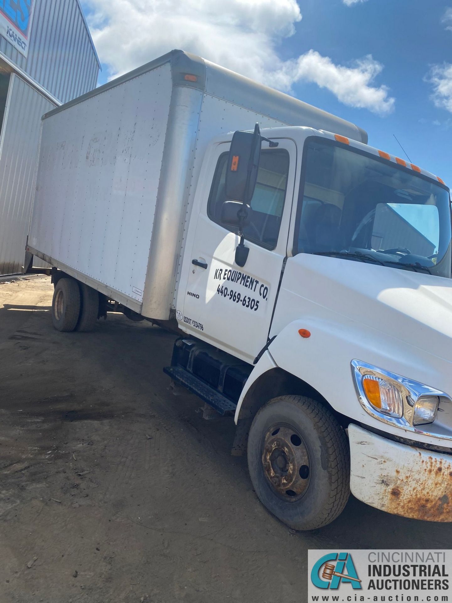 2005 HINO BOX TRUCK, 16' ROLLUP DOOR BOX, 175 HP HINO MODEL J05D-TA DIESEL ENGINE, 195,294 MILES, - Image 2 of 6