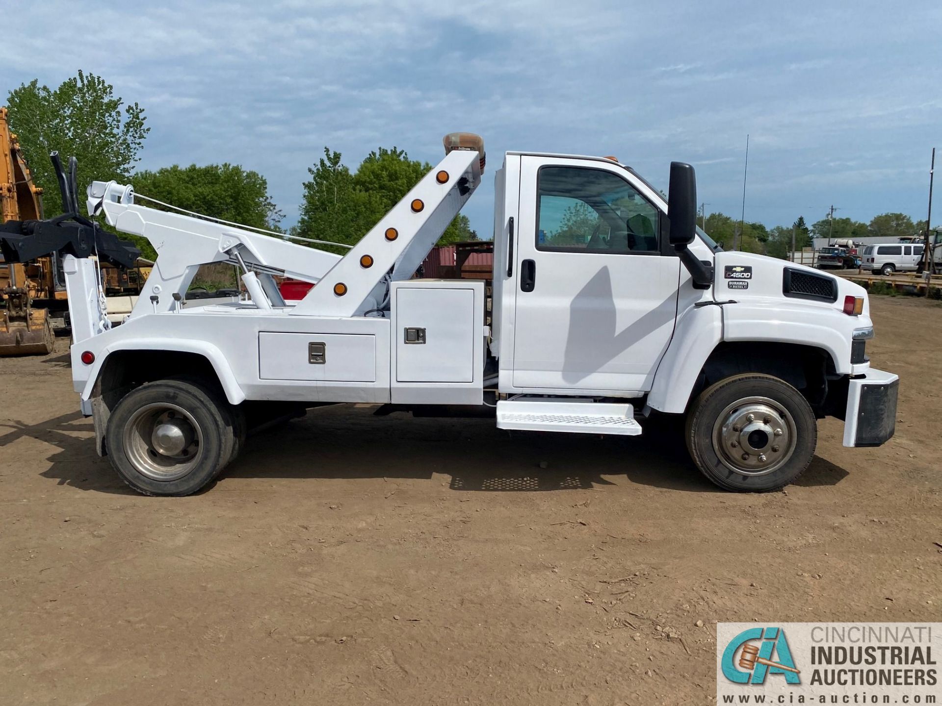 2003 CHEVROLET C4500 DURAMAX DIESEL POWERED DUALLY WRECKER; VIN 1GBE4E1133F522240, CHEVRON MODEL - Image 4 of 5