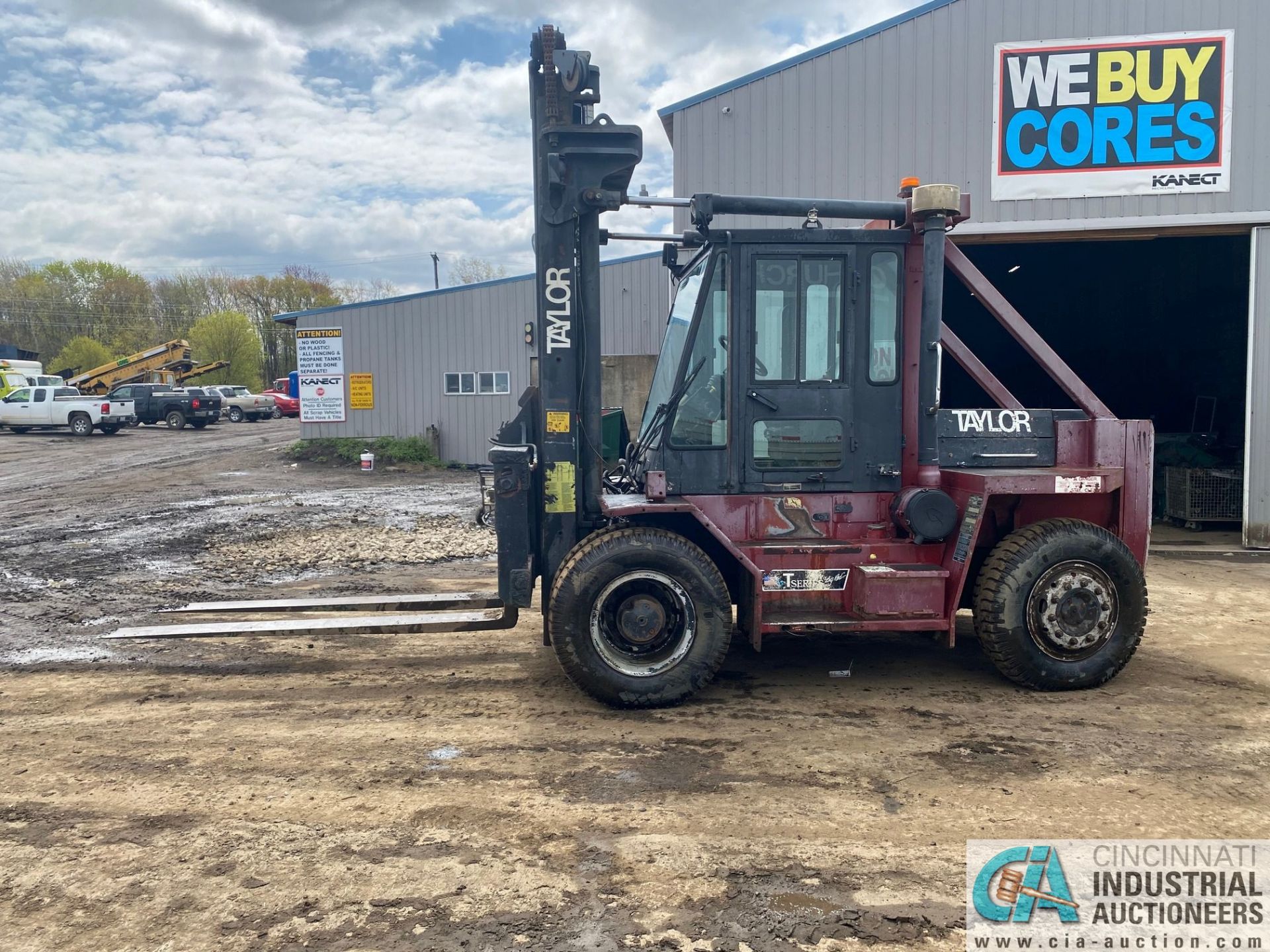 22,000 LB. CAPACITY TAYLOR T-220S "BIG RED" DIESEL, DUAL TIRE PNEUMATIC LIFT TRUCK, 93" FORKS, 17, - Image 2 of 12