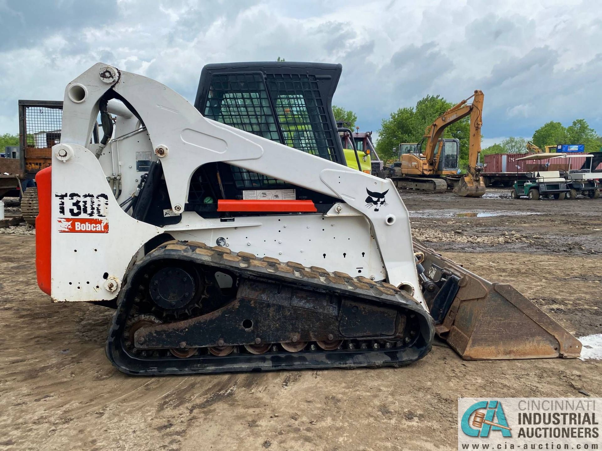 2010 BOBCAT T300 EROPS TRACK SKID STEER, 3,200 HOURS, MISSING DOOR, KUBOTA DIESEL, HAND CONTROL - Image 2 of 10