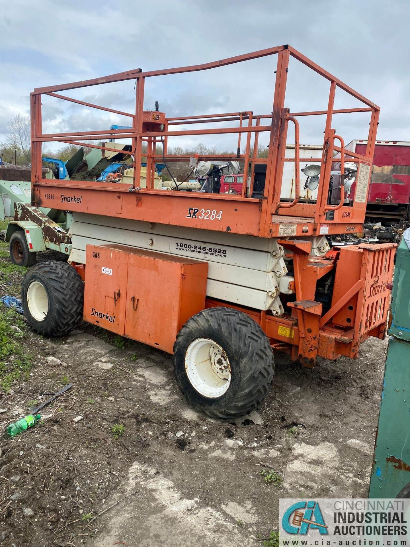 SNORKEL SR3284 ROUGH TERRAIN SCISSORLIFT, GAS POWER ENGINE, 72" X 120" PLATFORM WITH DECK EXTENSION, - Image 3 of 4