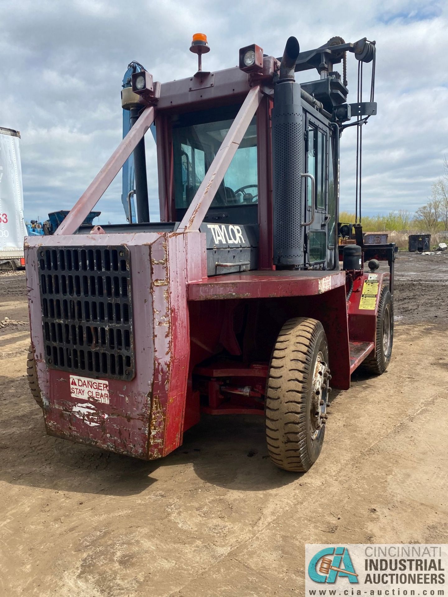 22,000 LB. CAPACITY TAYLOR T-220S "BIG RED" DIESEL, DUAL TIRE PNEUMATIC LIFT TRUCK, 93" FORKS, 17, - Image 7 of 12