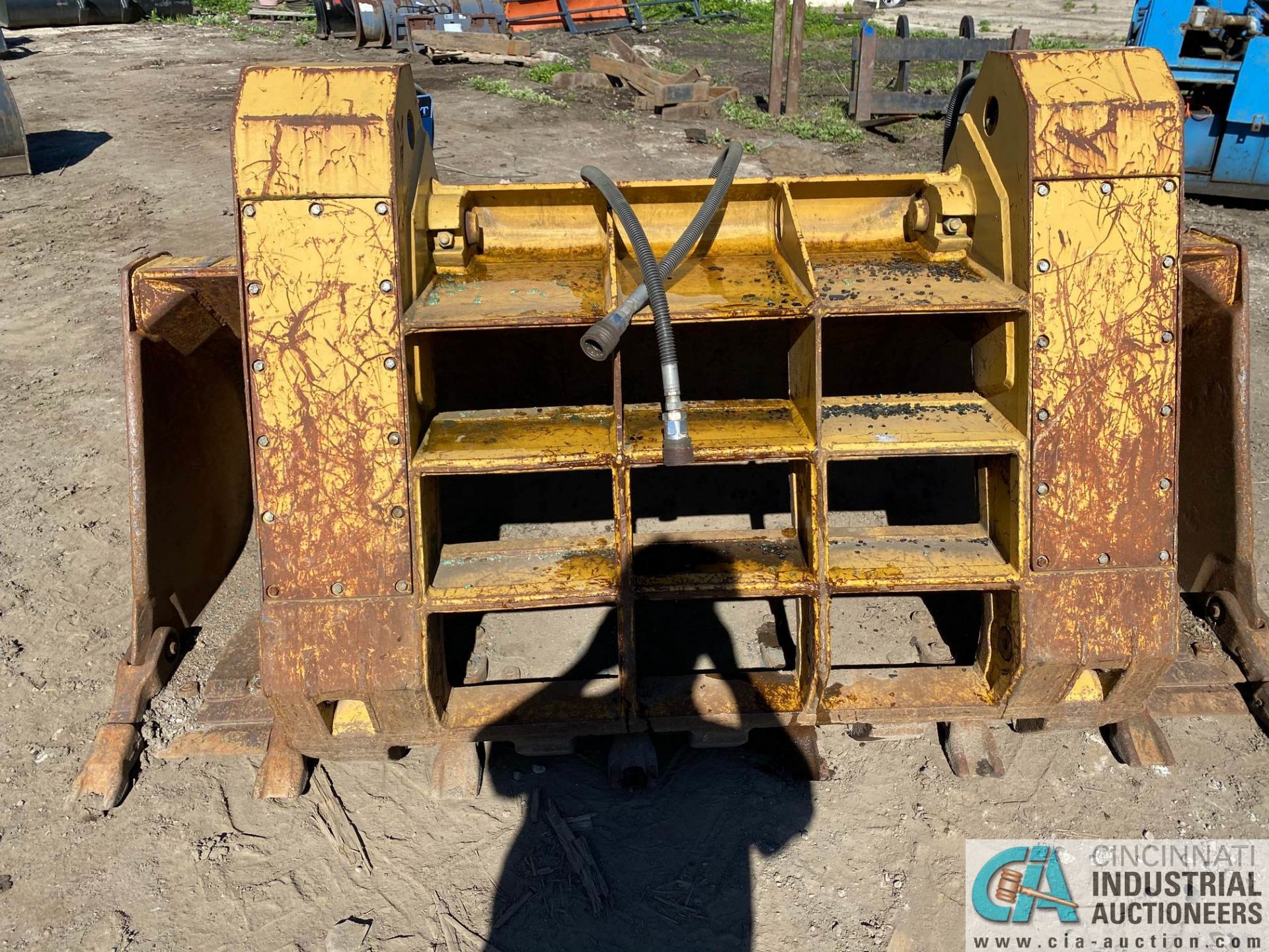 92" ALLIED GATOR MODEL 1661A HYDRAULIC LOADER BUCKET WITH GRAPPLER ATTACHMENT - Image 2 of 5