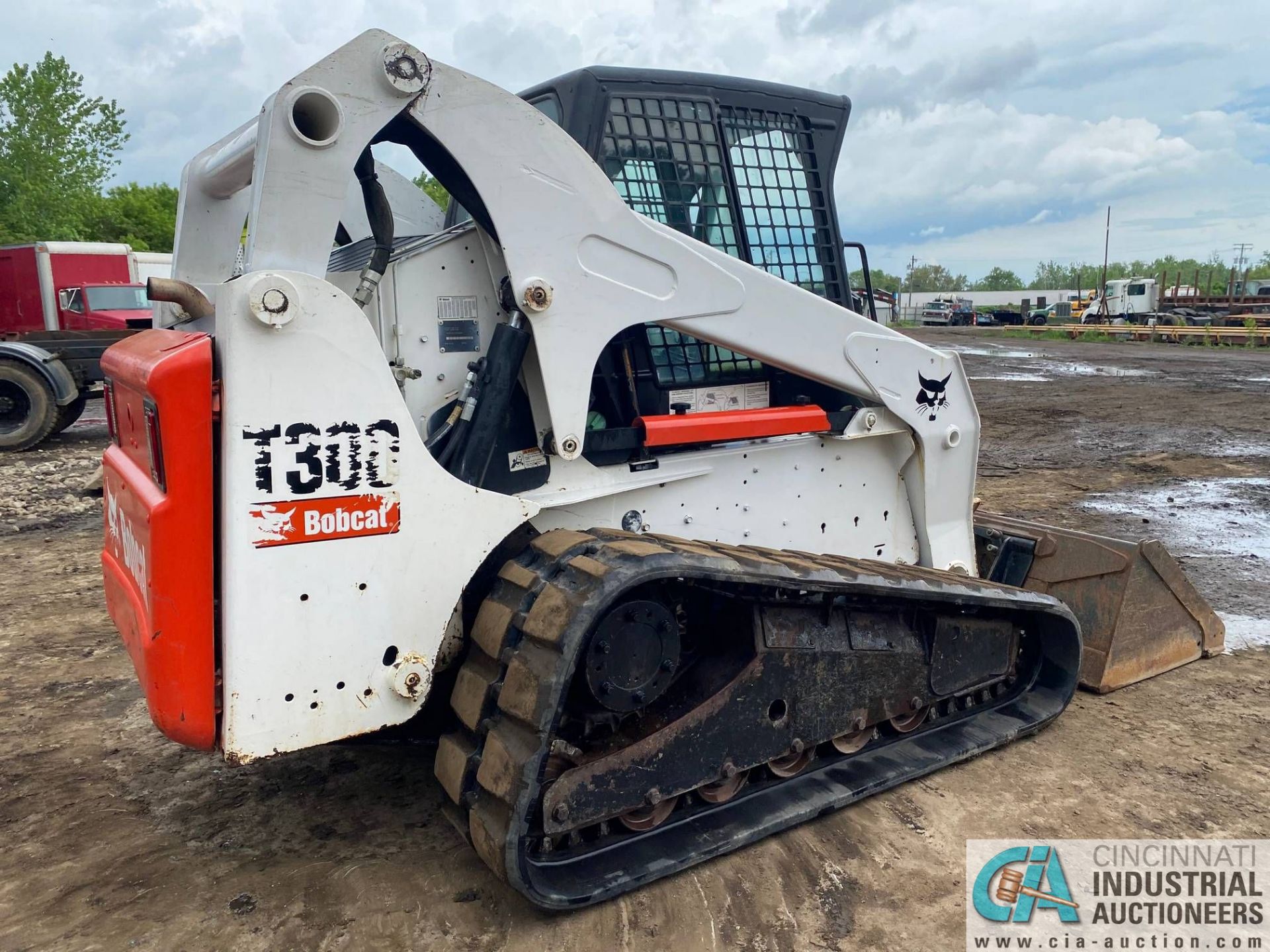 2010 BOBCAT T300 EROPS TRACK SKID STEER, 3,200 HOURS, MISSING DOOR, KUBOTA DIESEL, HAND CONTROL - Image 3 of 10