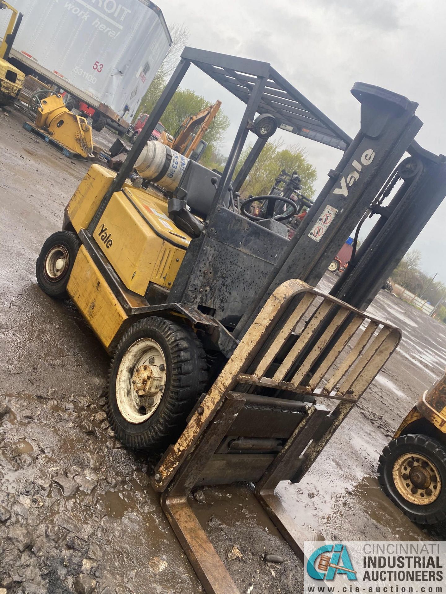 6,000 LB. CAPACITY YALE MODEL GLP060TENUAB086 PNEUMATIC TIRE FORKLIFT; S/N N514592, 6,100 HOURS, 2- - Image 9 of 10