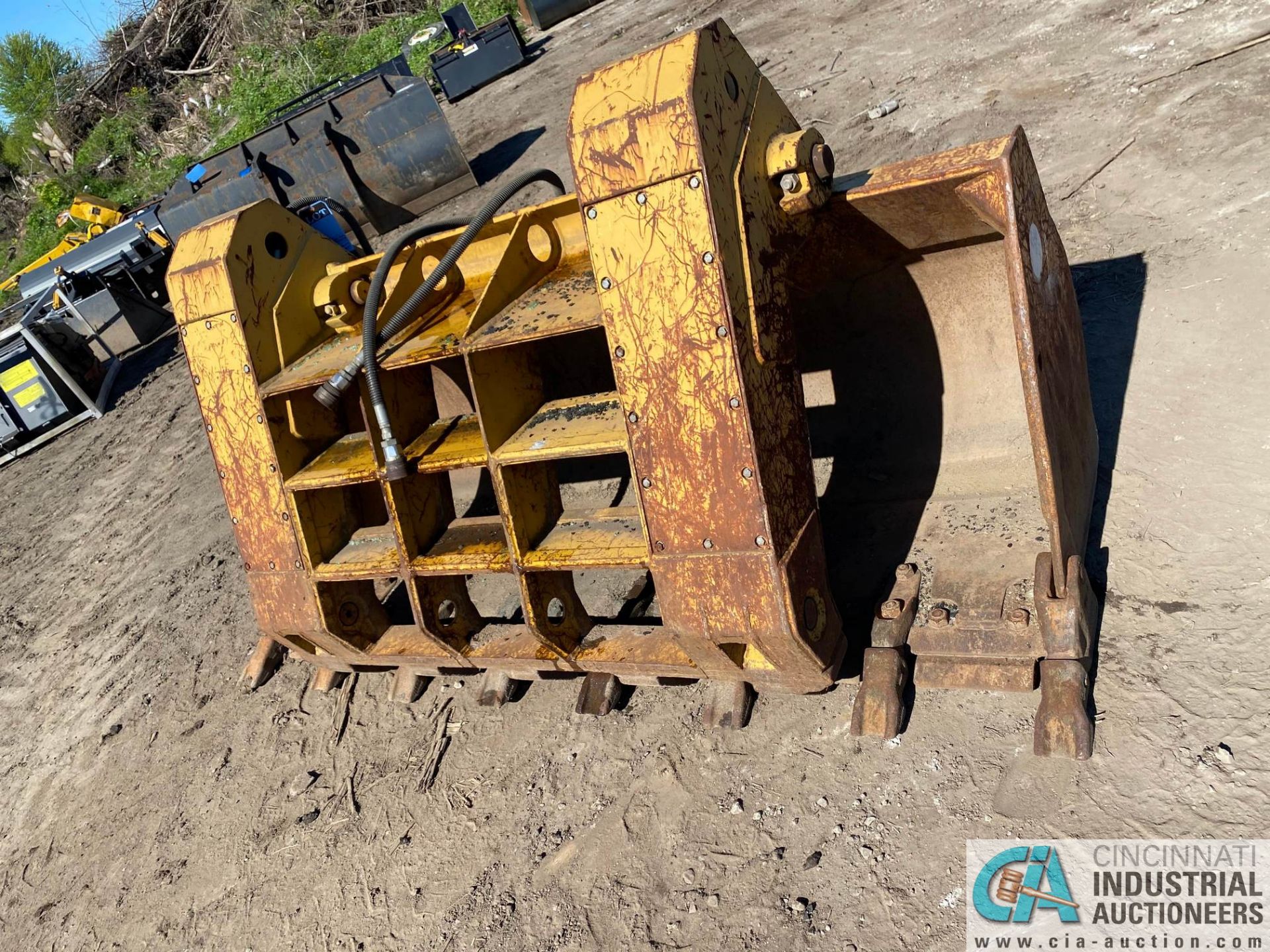 92" ALLIED GATOR MODEL 1661A HYDRAULIC LOADER BUCKET WITH GRAPPLER ATTACHMENT - Image 3 of 5