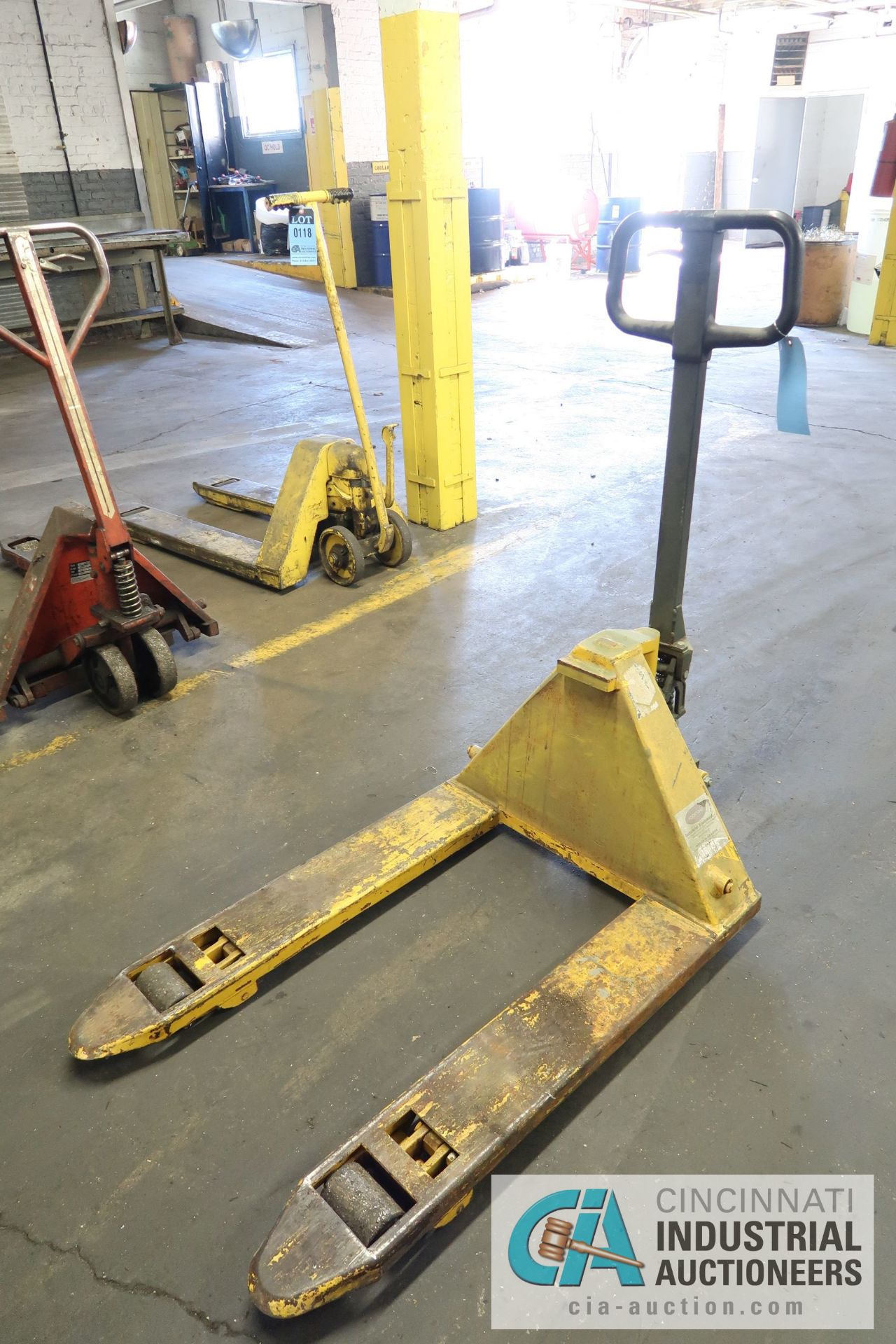 5,500 LB. PALLET TRUCK - Image 5 of 5