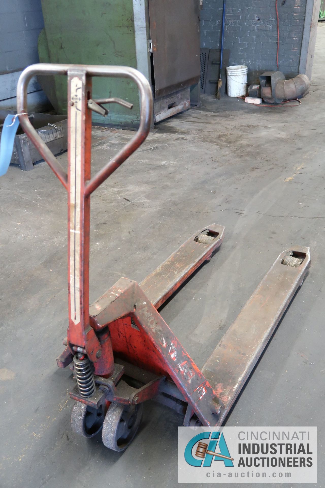 5,500 LB. PALLET TRUCK