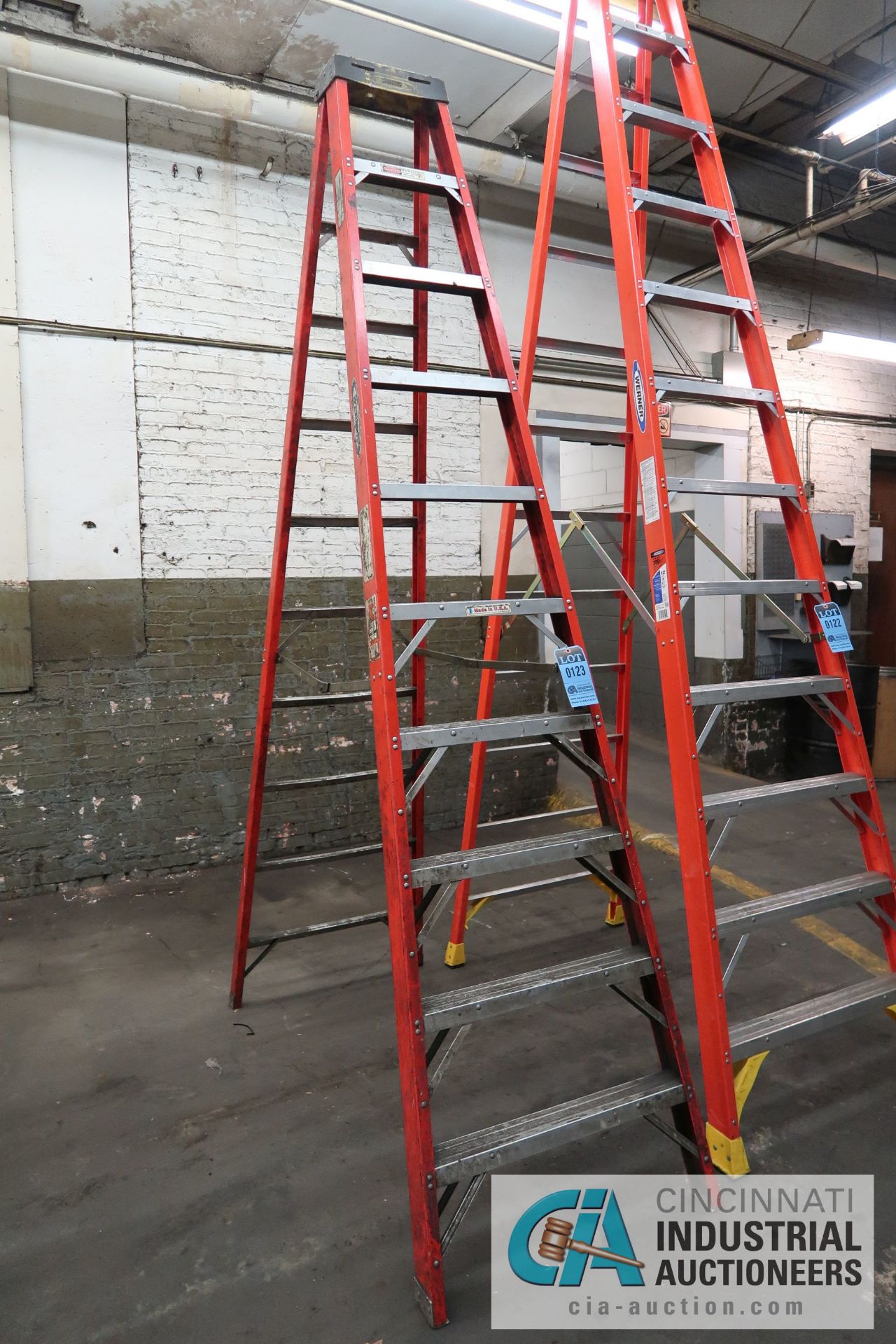 10' WERNER FIBERGLASS LADDER - Image 2 of 2