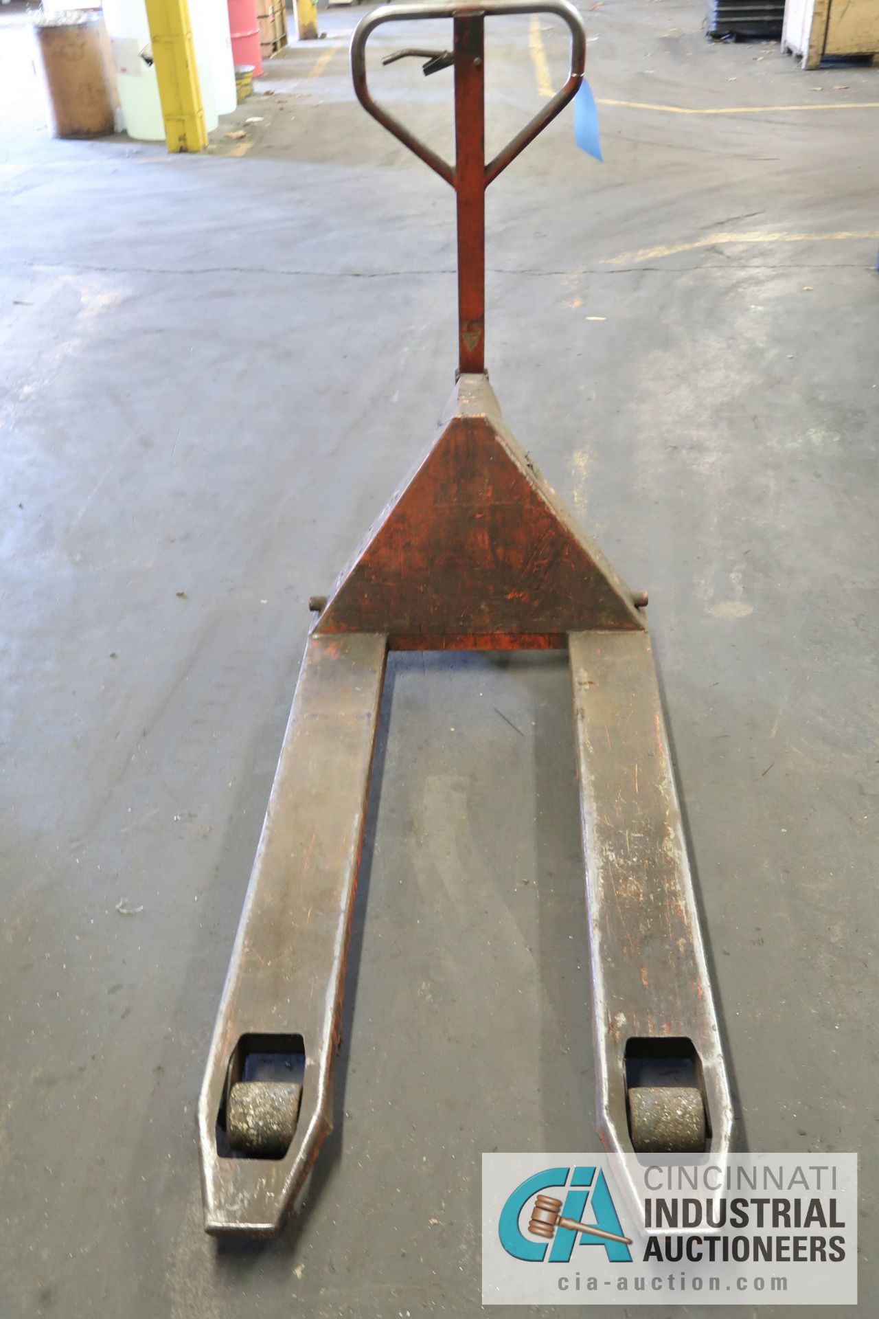 5,500 LB. PALLET TRUCK - Image 4 of 5