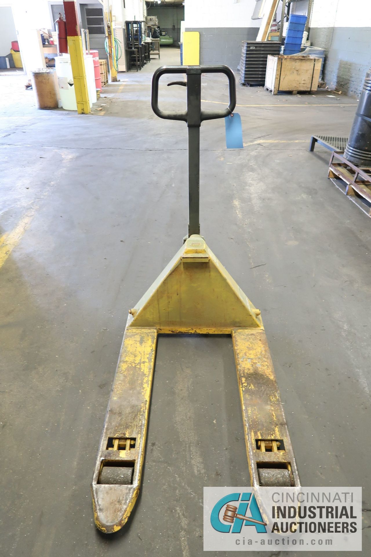 5,500 LB. PALLET TRUCK - Image 4 of 5