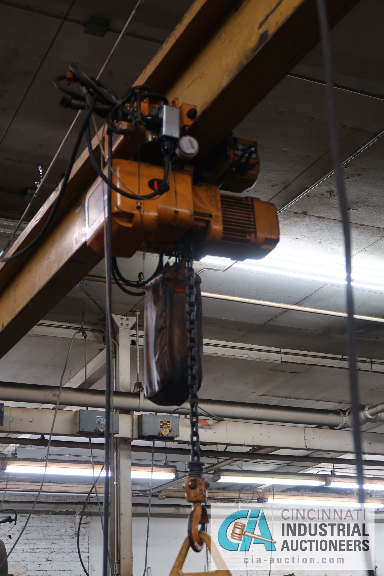 2 TON X 20' SPAN SPANCO PORTABLE A-FRAME CRANE; 2 TON HARRINGTON ELECTRIC CHAIN HOIST, ADJUSTABLE - Image 3 of 4