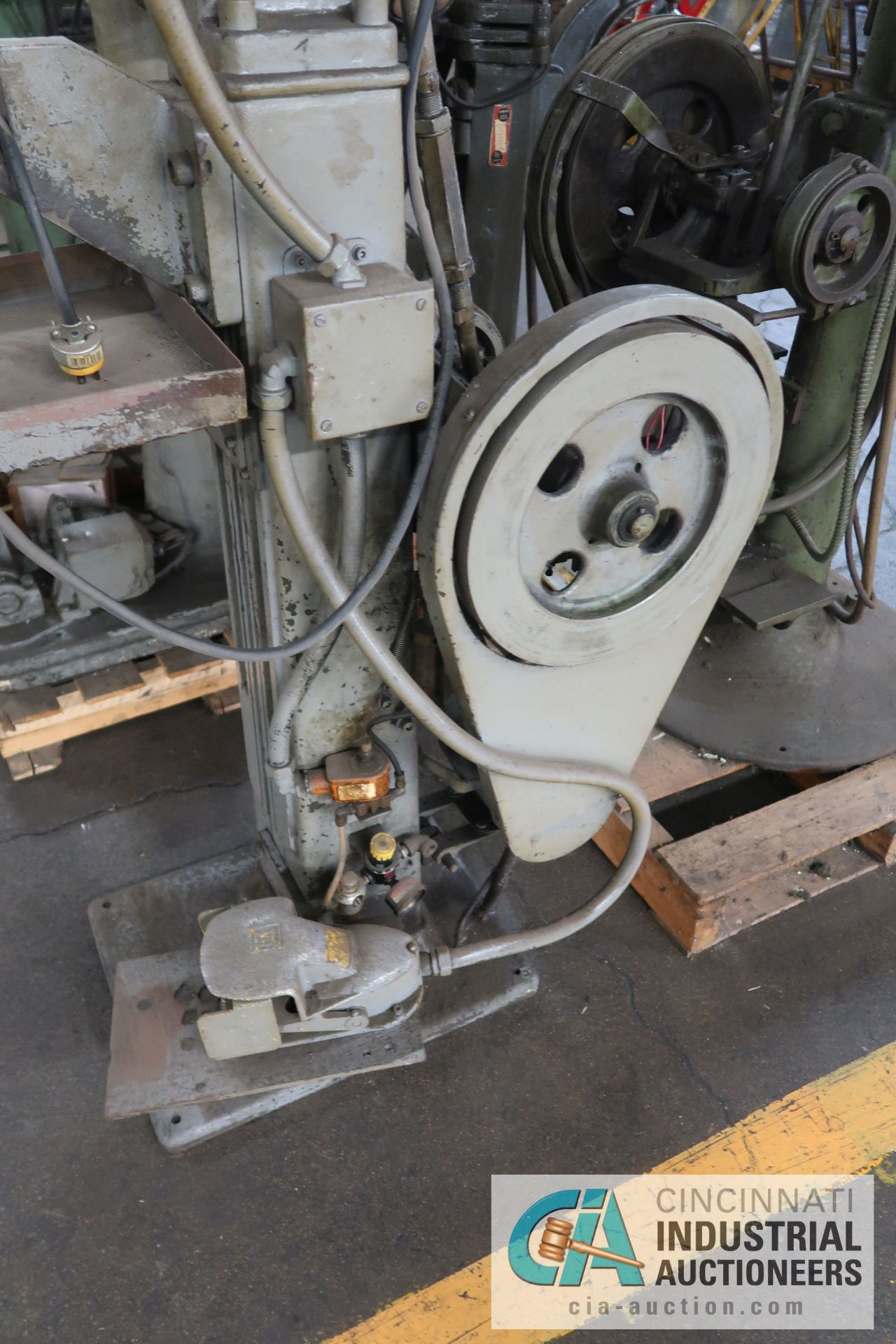 TUBULAR ELECTRIC RIVET MACHINE; FOOT PEDAL - Image 6 of 6