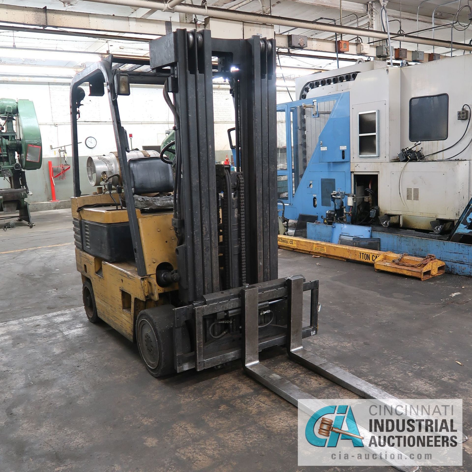 **5,000 LB. DAEWOO MODEL G2552 LP GAS SOLID TIRE LIFT TRUCK; S/N 06-03188, 3-STAGE MAST, 88" MAST - Image 2 of 6