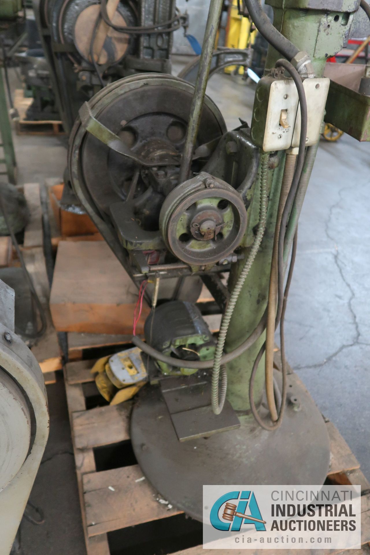 TUBULAR ELECTRIC RIVET MACHINE; FOOT PEDAL - Image 5 of 5