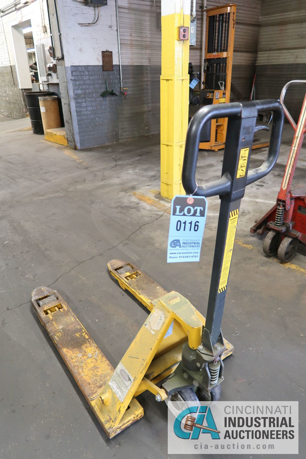 5,500 LB. PALLET TRUCK