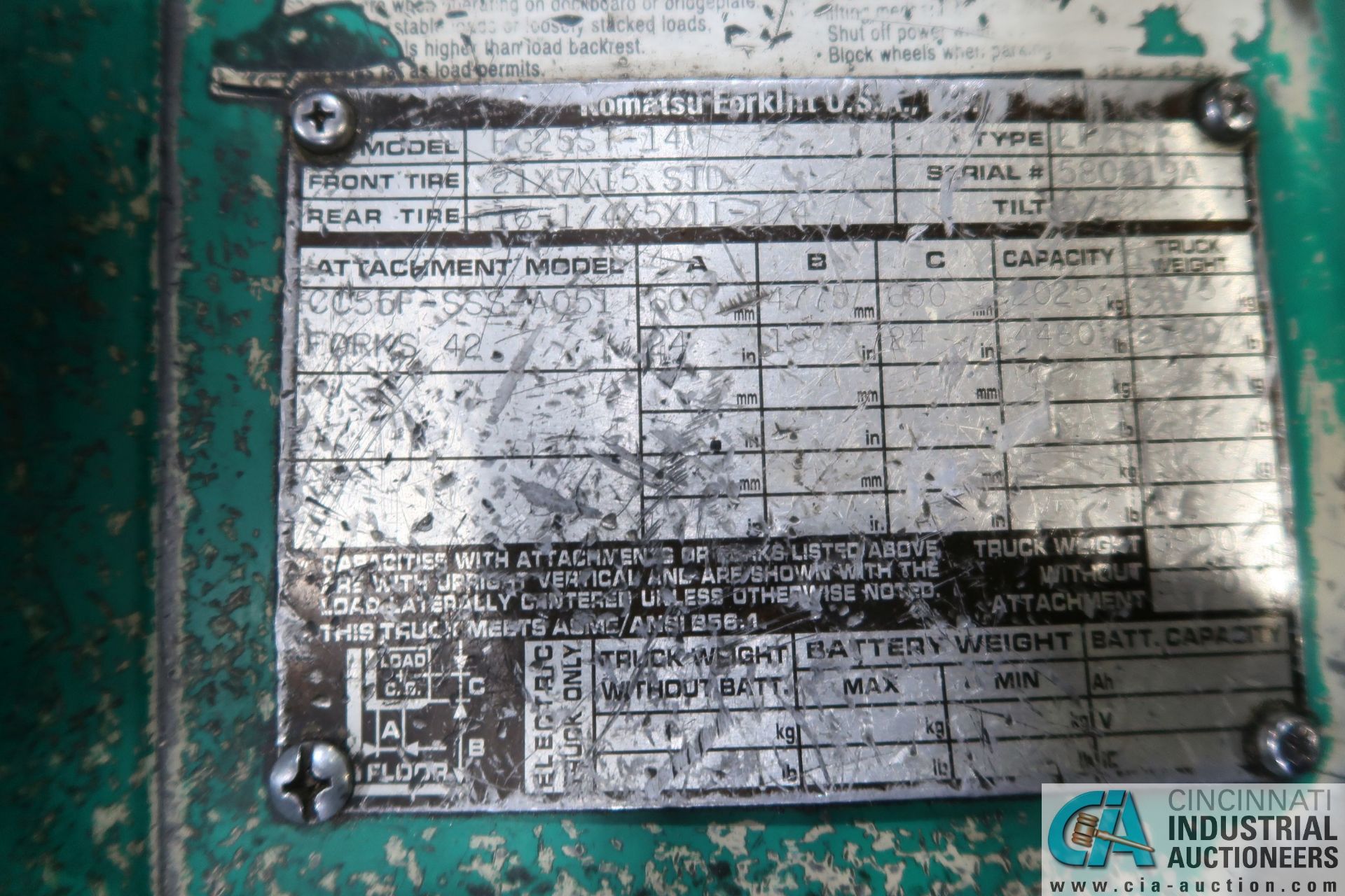5,000 LB. KOMATSU MODEL FG255 LP GAS SOLID TIRE THREE-STAGE MAST LIFT TRUCK; S/N 580419A, - Image 6 of 7