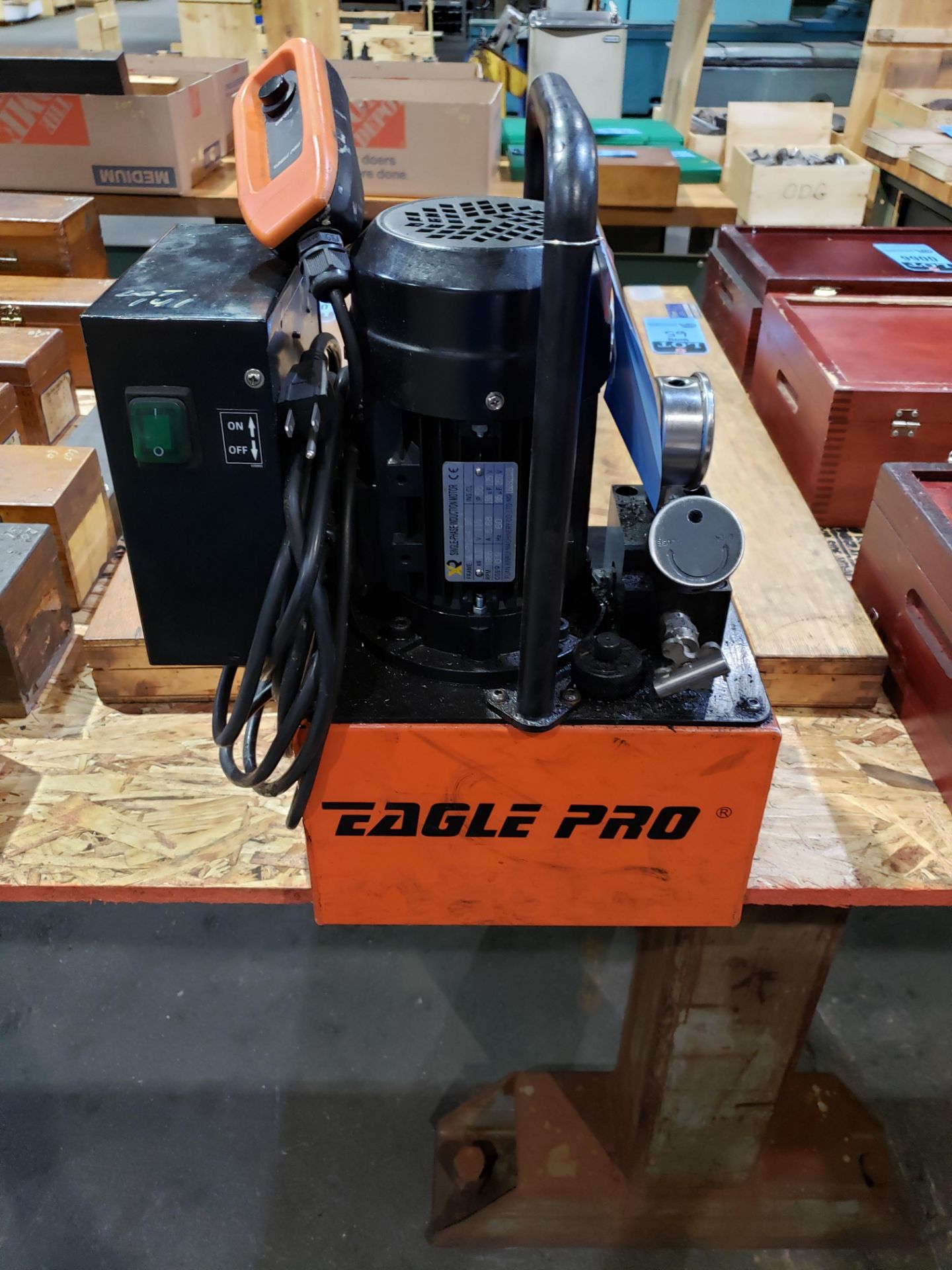 10,000 LB. PSI EAGLE PRO MODEL EPB-171A ELECTRIC HYDRAULIC PUMP WITH (2) HEAVY DUTY HYDRAULIC BOTTLE