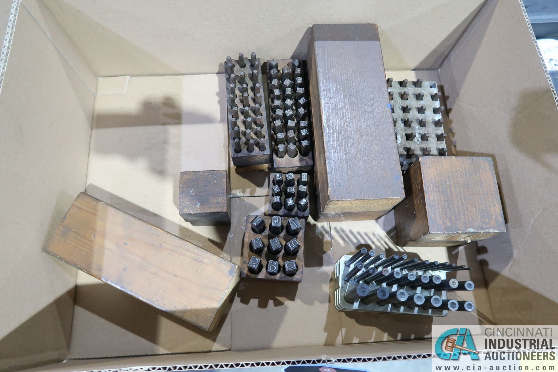 (LOT) MISCELLANEOUS LETTER / NUMBERS STAMPS AND CENTER PUNCHES