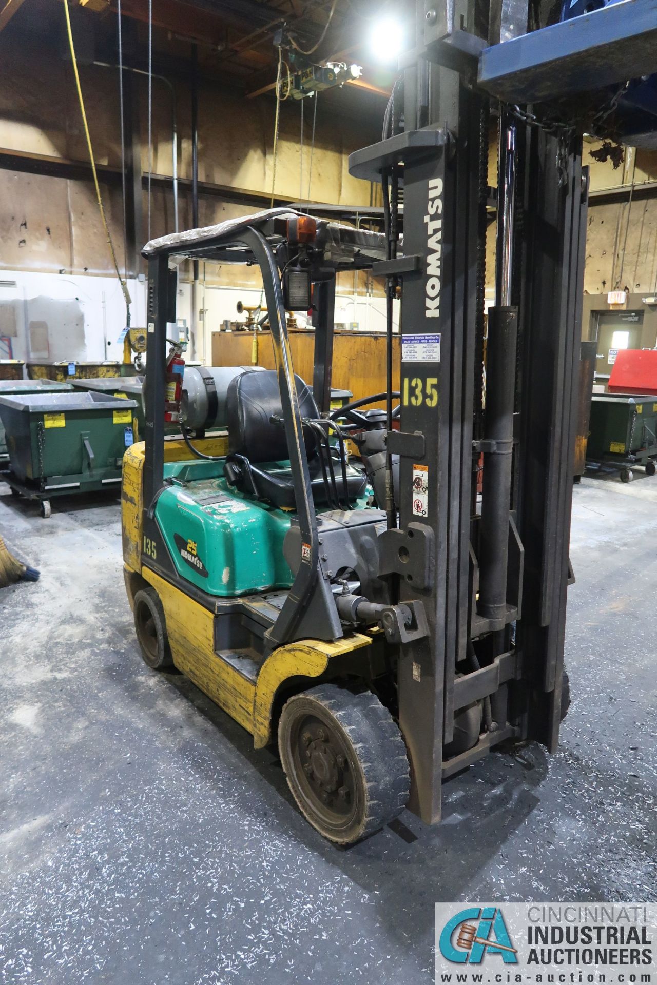 5,000 LB. KOMATSU MODEL FG255 LP GAS SOLID TIRE THREE-STAGE MAST LIFT TRUCK; S/N 580419A, - Image 2 of 7