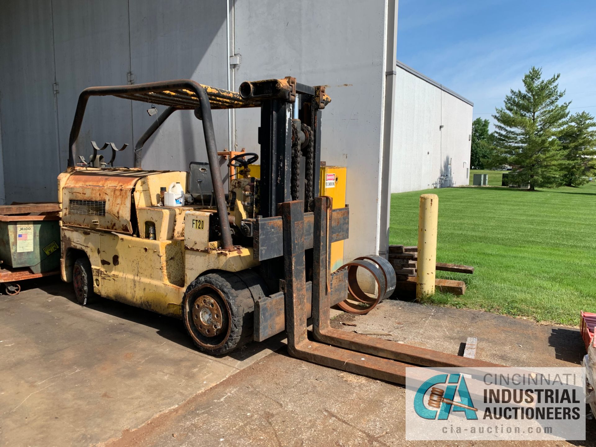 27,000 LB. YALE MODEL L5-270-FLS LP GAS LIFT TRUCK; S/N AH094556