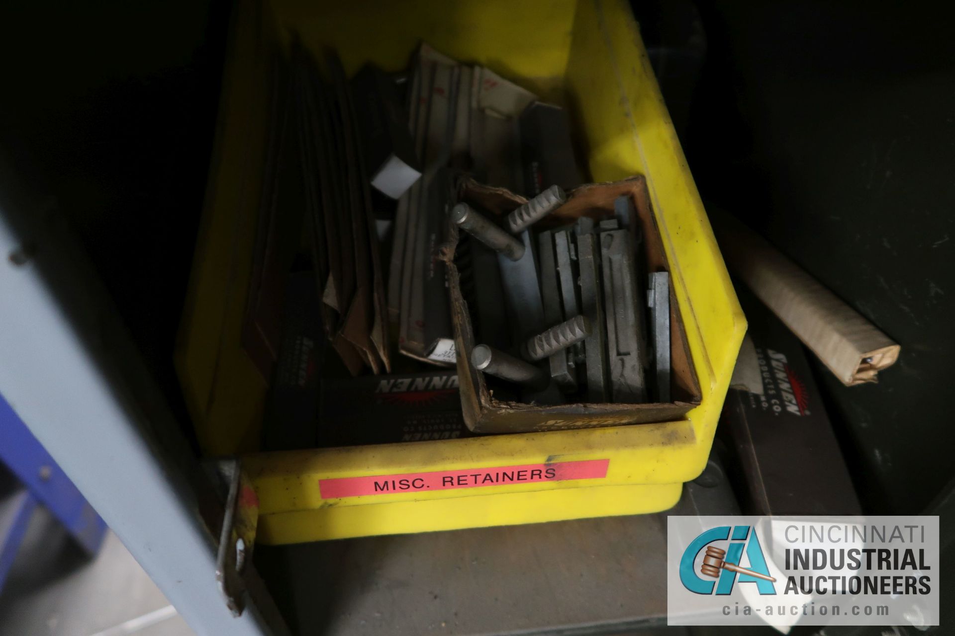 (LOT) CABINETS WITH MISCELLANEOUS HONING STONES AND TOOLING - Image 6 of 10