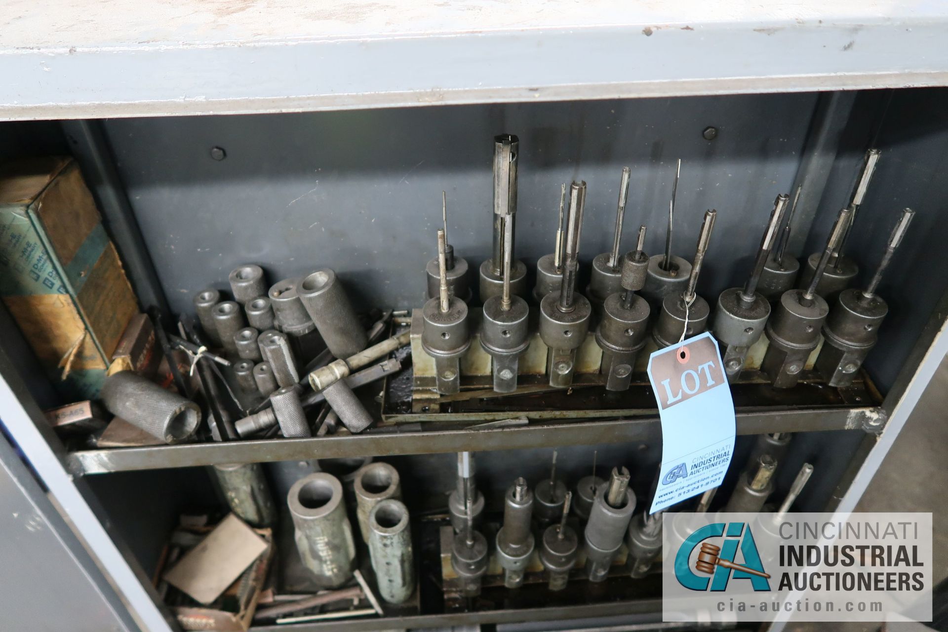 (LOT) CABINETS WITH MISCELLANEOUS HONING STONES AND TOOLING - Image 8 of 10