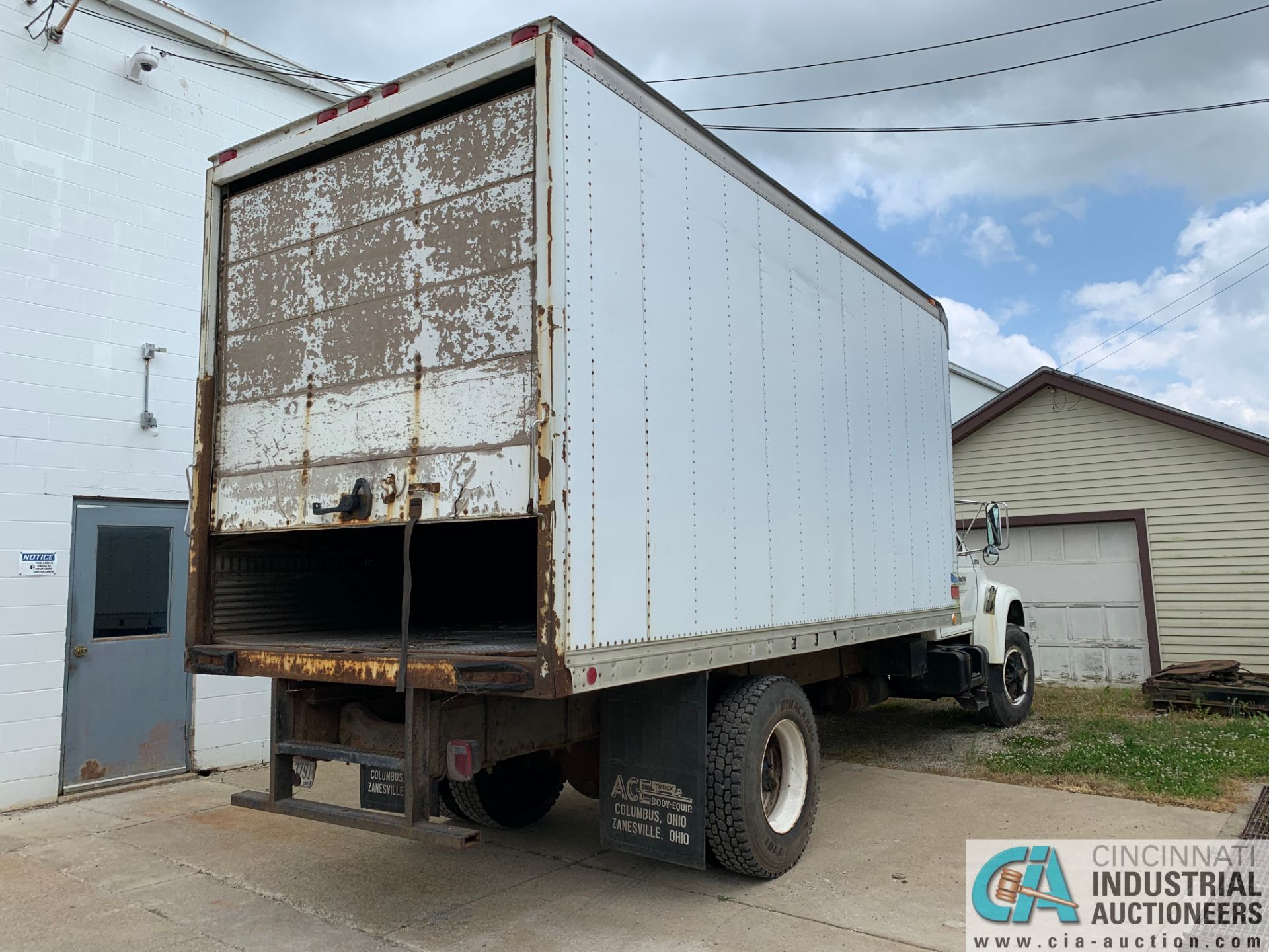 1995 FORD F-800 DUALLY BOX TRUCK; VIN # 1FXF80C55VA35110, 5-SPEED MANUAL TRANSMISSION, 141,632 - Image 3 of 15