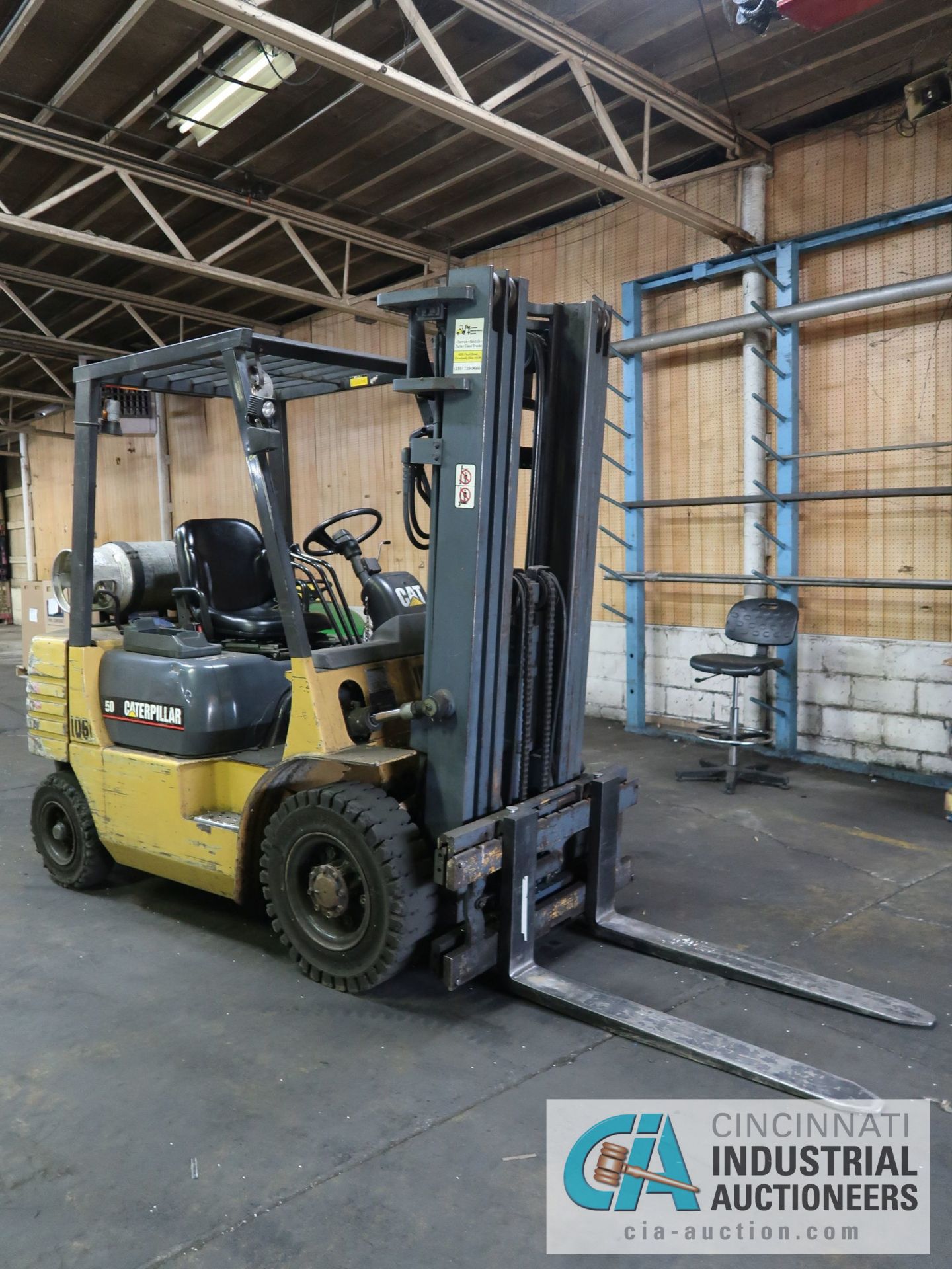 5,000 LB. CATERPILLAR MODEL GP25 LP GAS SOLID TIRE LIFT TRUCK; S/N 5AM07582, 3-STAGE MAST, 90"