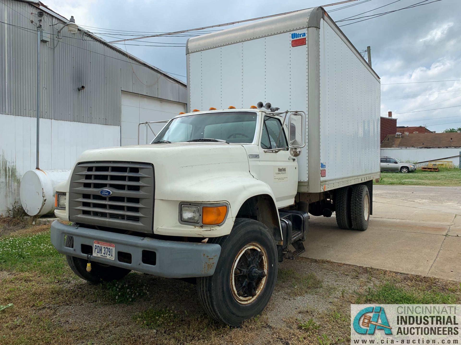 1995 FORD F-800 DUALLY BOX TRUCK; VIN # 1FXF80C55VA35110, 5-SPEED MANUAL TRANSMISSION, 141,632