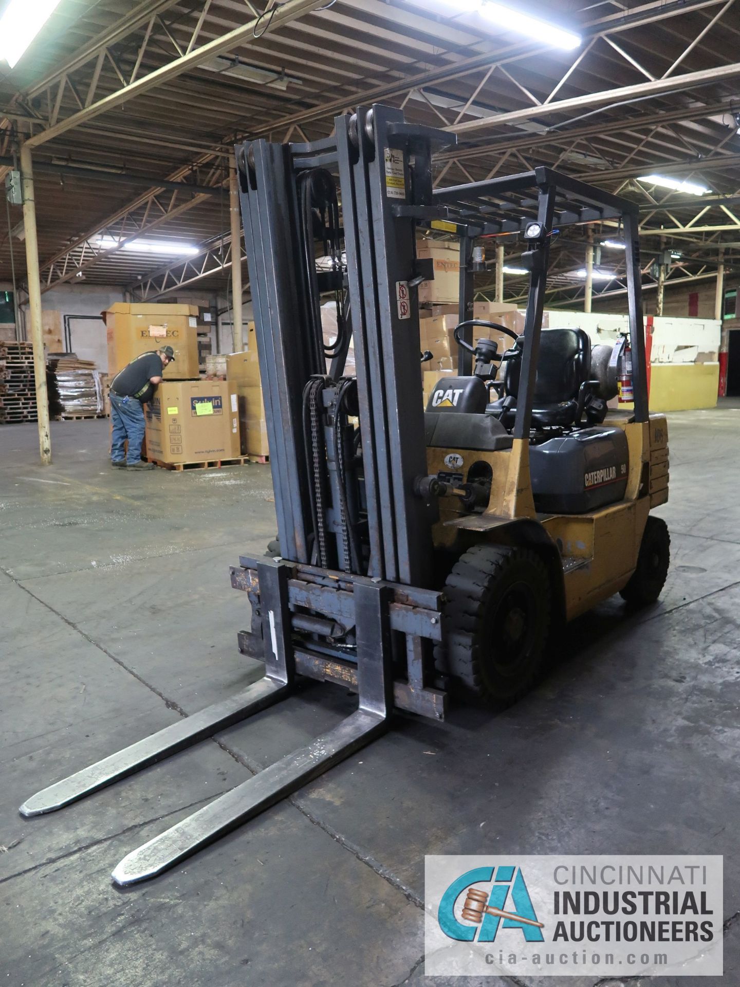 5,000 LB. CATERPILLAR MODEL GP25 LP GAS SOLID TIRE LIFT TRUCK; S/N 5AM07582, 3-STAGE MAST, 90" - Image 2 of 9