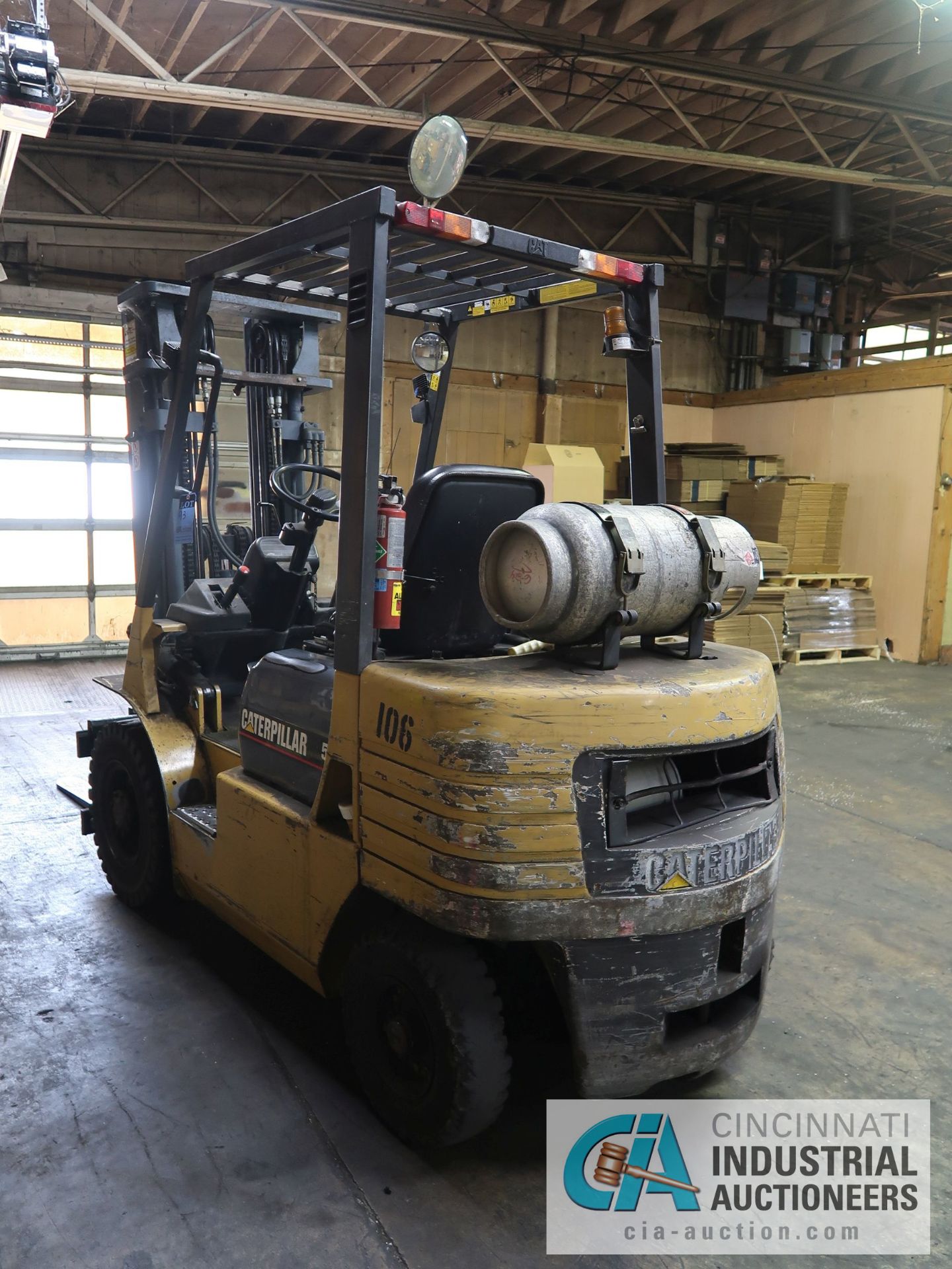 5,000 LB. CATERPILLAR MODEL GP25 LP GAS SOLID TIRE LIFT TRUCK; S/N 5AM07582, 3-STAGE MAST, 90" - Image 3 of 9