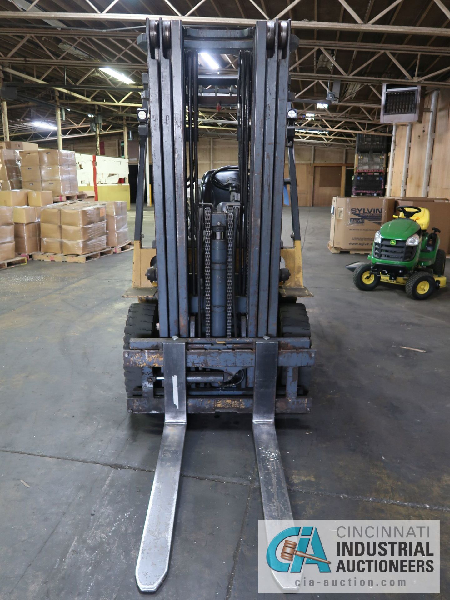 5,000 LB. CATERPILLAR MODEL GP25 LP GAS SOLID TIRE LIFT TRUCK; S/N 5AM07582, 3-STAGE MAST, 90" - Image 5 of 9