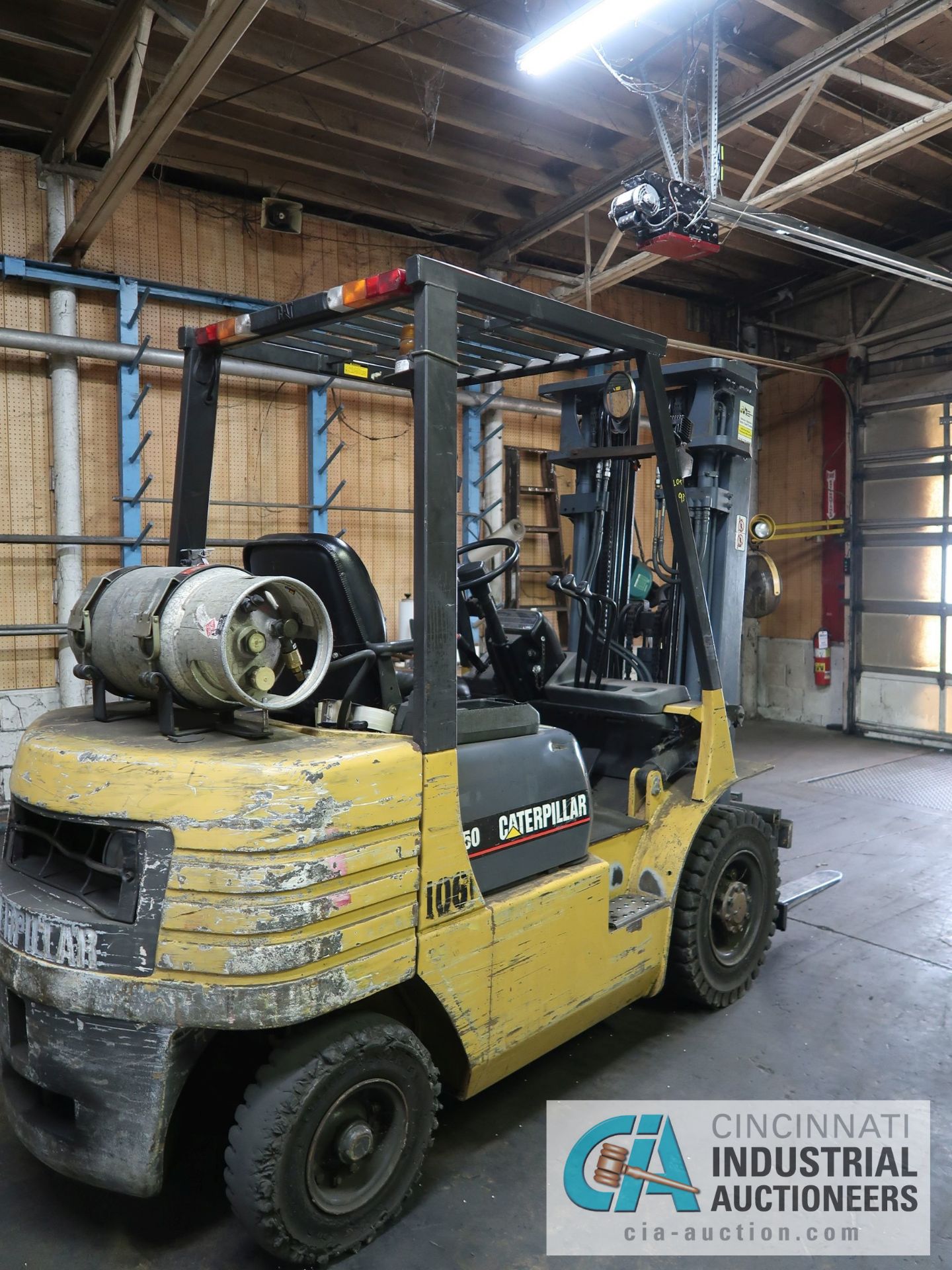 5,000 LB. CATERPILLAR MODEL GP25 LP GAS SOLID TIRE LIFT TRUCK; S/N 5AM07582, 3-STAGE MAST, 90" - Image 4 of 9