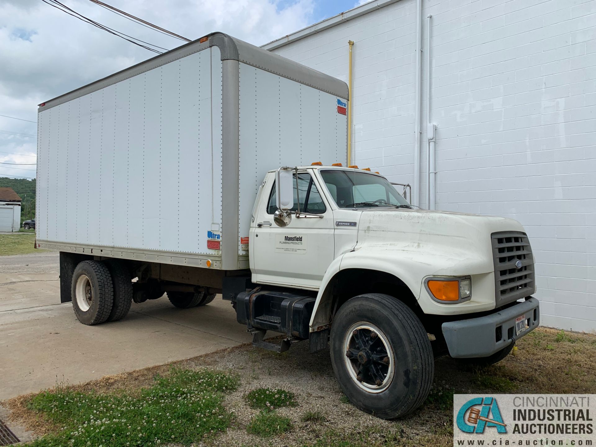 1995 FORD F-800 DUALLY BOX TRUCK; VIN # 1FXF80C55VA35110, 5-SPEED MANUAL TRANSMISSION, 141,632 - Image 2 of 15