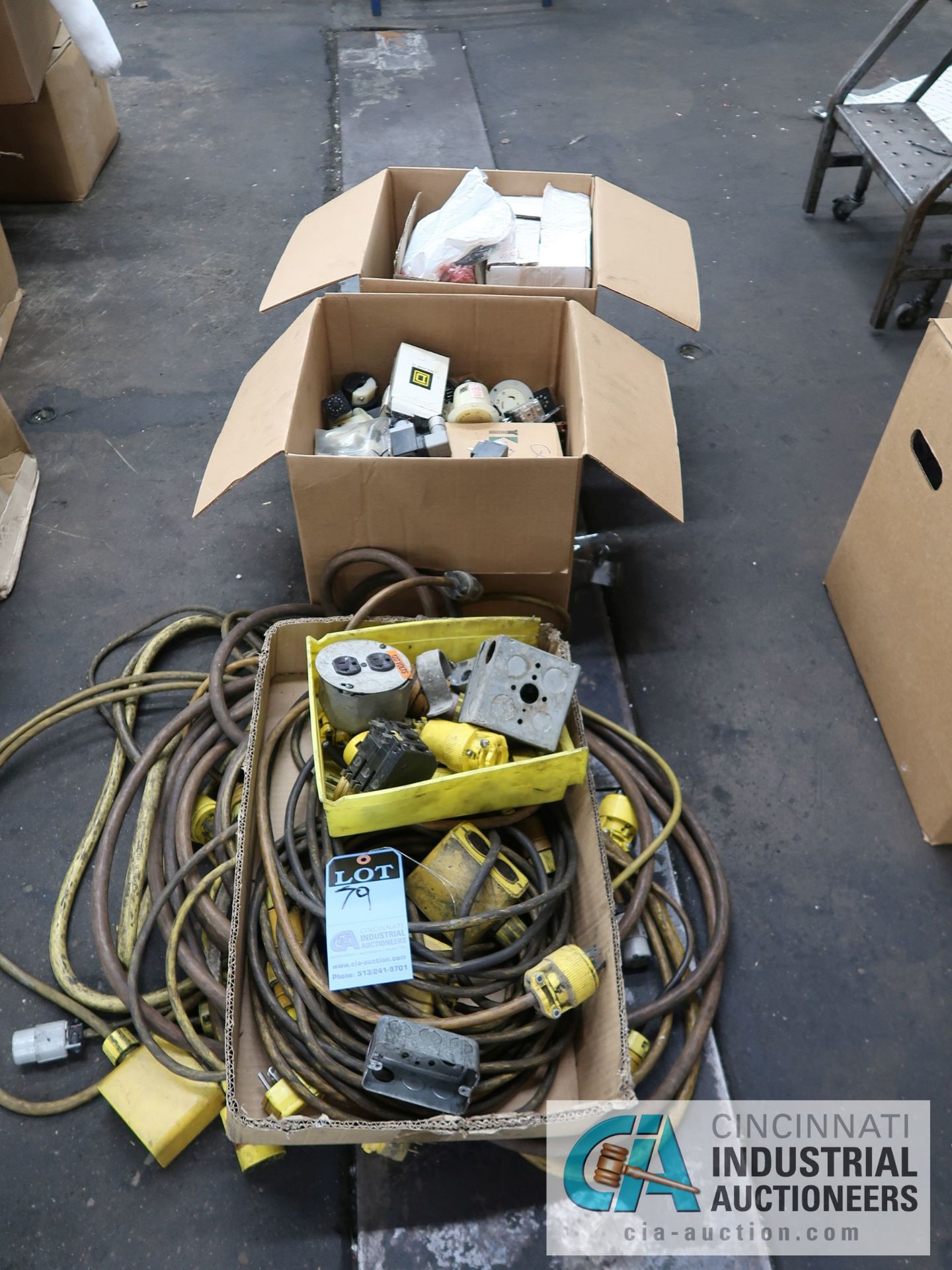 (LOT) MISCELLANEOUS ELECTRICAL CORDS AND PARTS