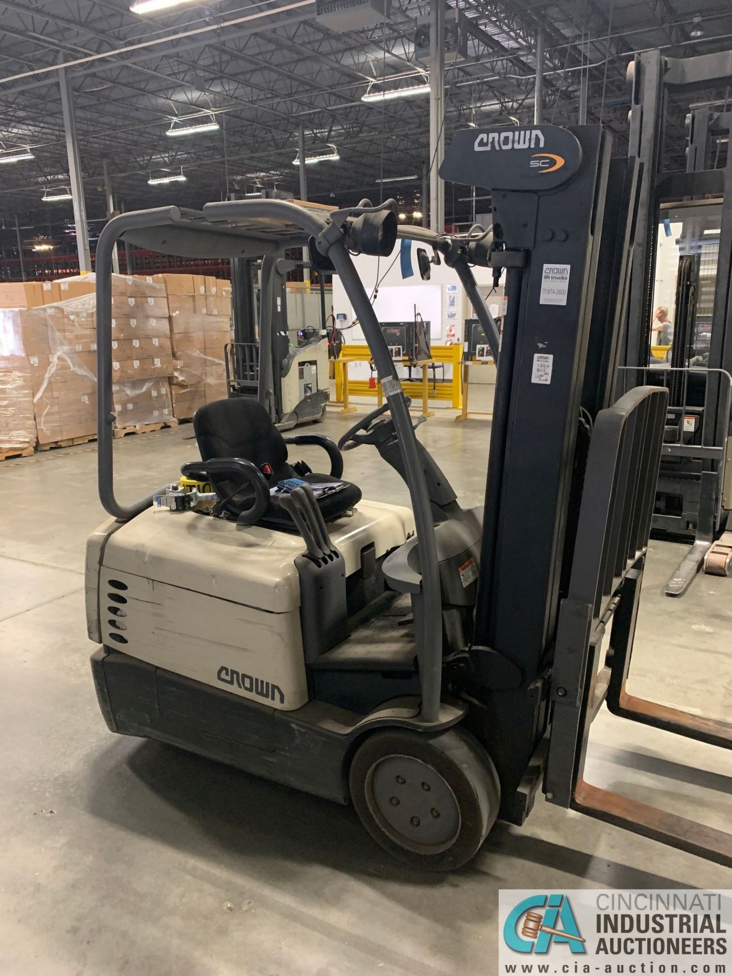 3,500 LB. CROWN MODEL SC4520-35 3-WHEEL SIT DOWN ELECTRIC LIFT TRUCK; S/N 9A155438, 19,011 HOURS