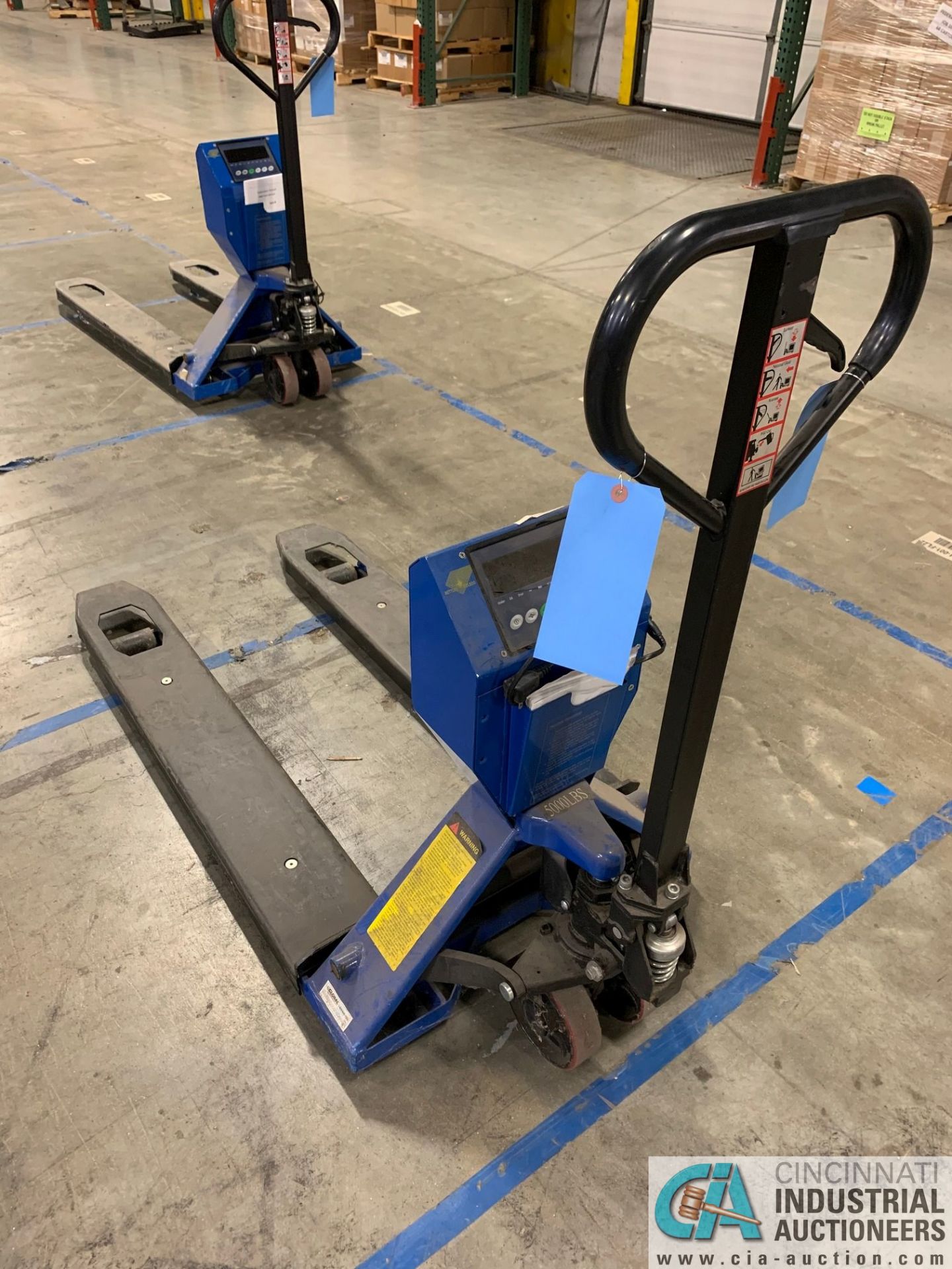 5,500 LB. CAPACITY GLOBAL TYPE B HAND HYDRAULIC PALLET TRUCK WITH METTLER-TOLEDO DRO SCALE - Image 2 of 3