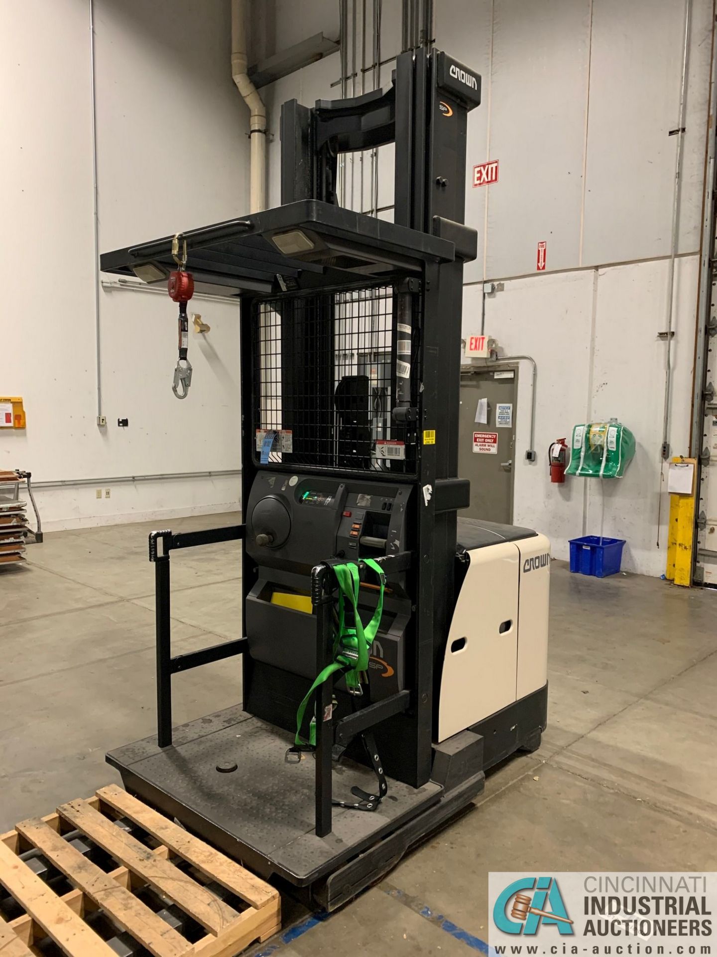 3,000 CROWN MODEL SP-3520-30 ELECTRIC ORDER PICKER; S/N 1A343475 APPROX. 6,065 HOURS, 120" COLLAPSED