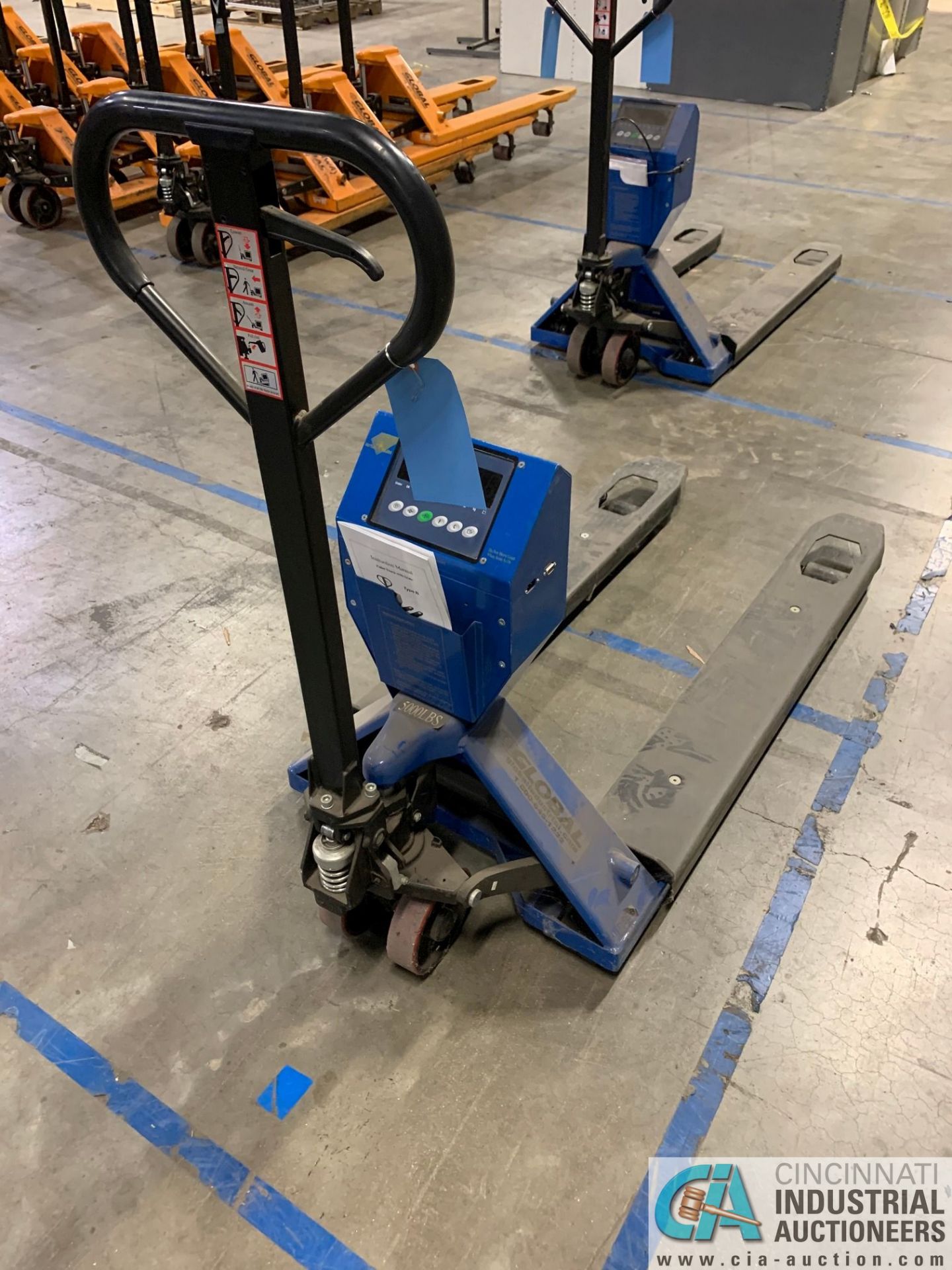 5,500 LB. CAPACITY GLOBAL TYPE B HAND HYDRAULIC PALLET TRUCK WITH METTLER-TOLEDO DRO SCALE - Image 2 of 4