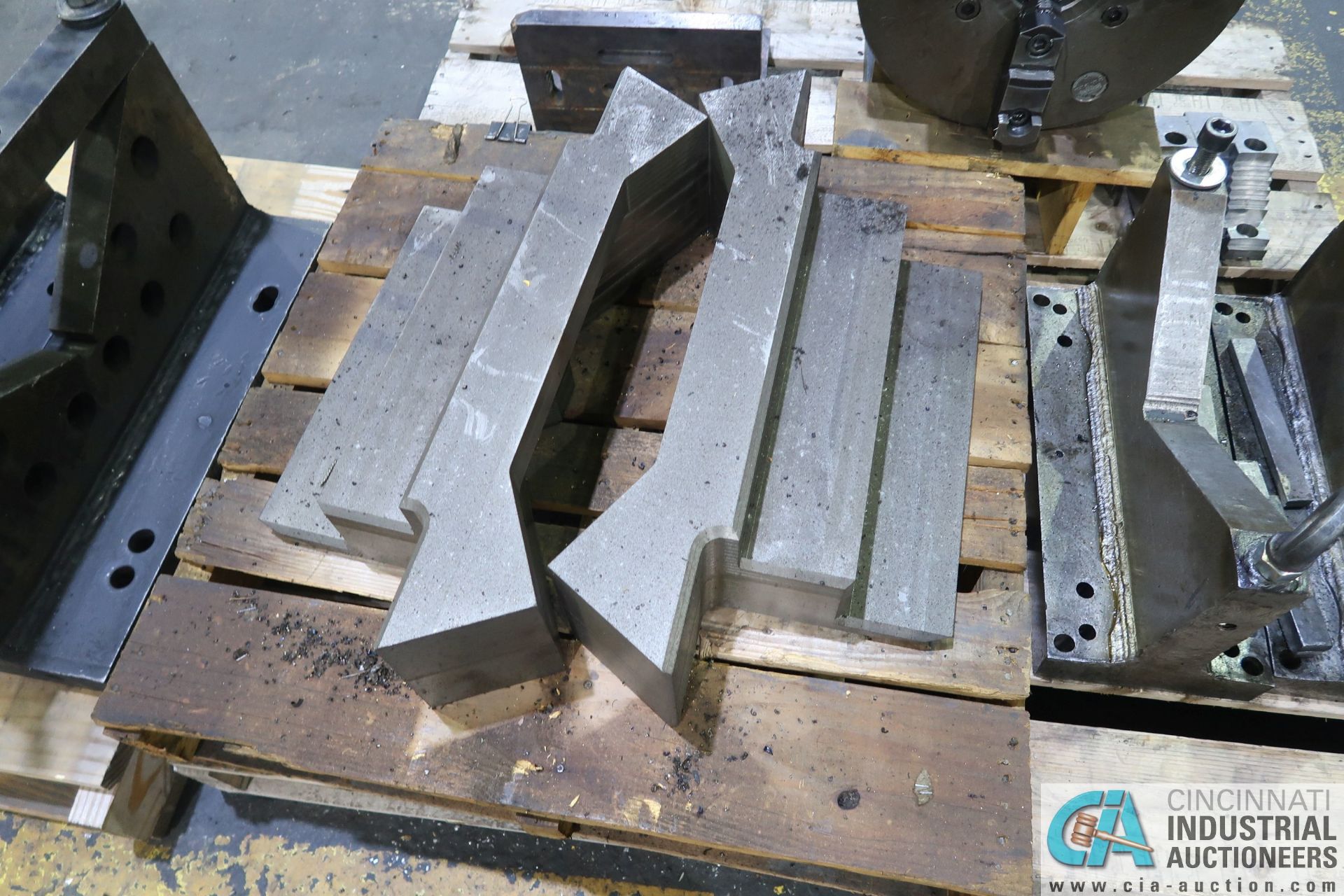 SKID V-BLOCKS, 15" THREE-JAW CHUCK AND ANGLE PLATE - Image 2 of 4