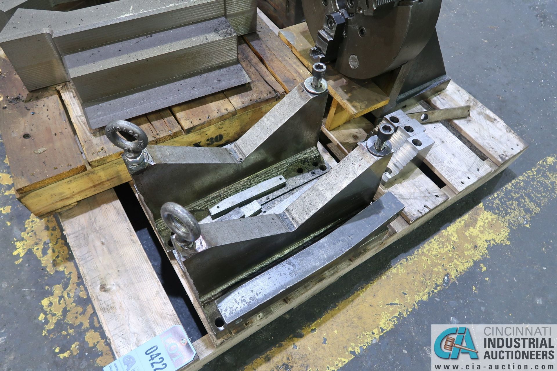 SKID V-BLOCKS, 15" THREE-JAW CHUCK AND ANGLE PLATE - Image 3 of 4