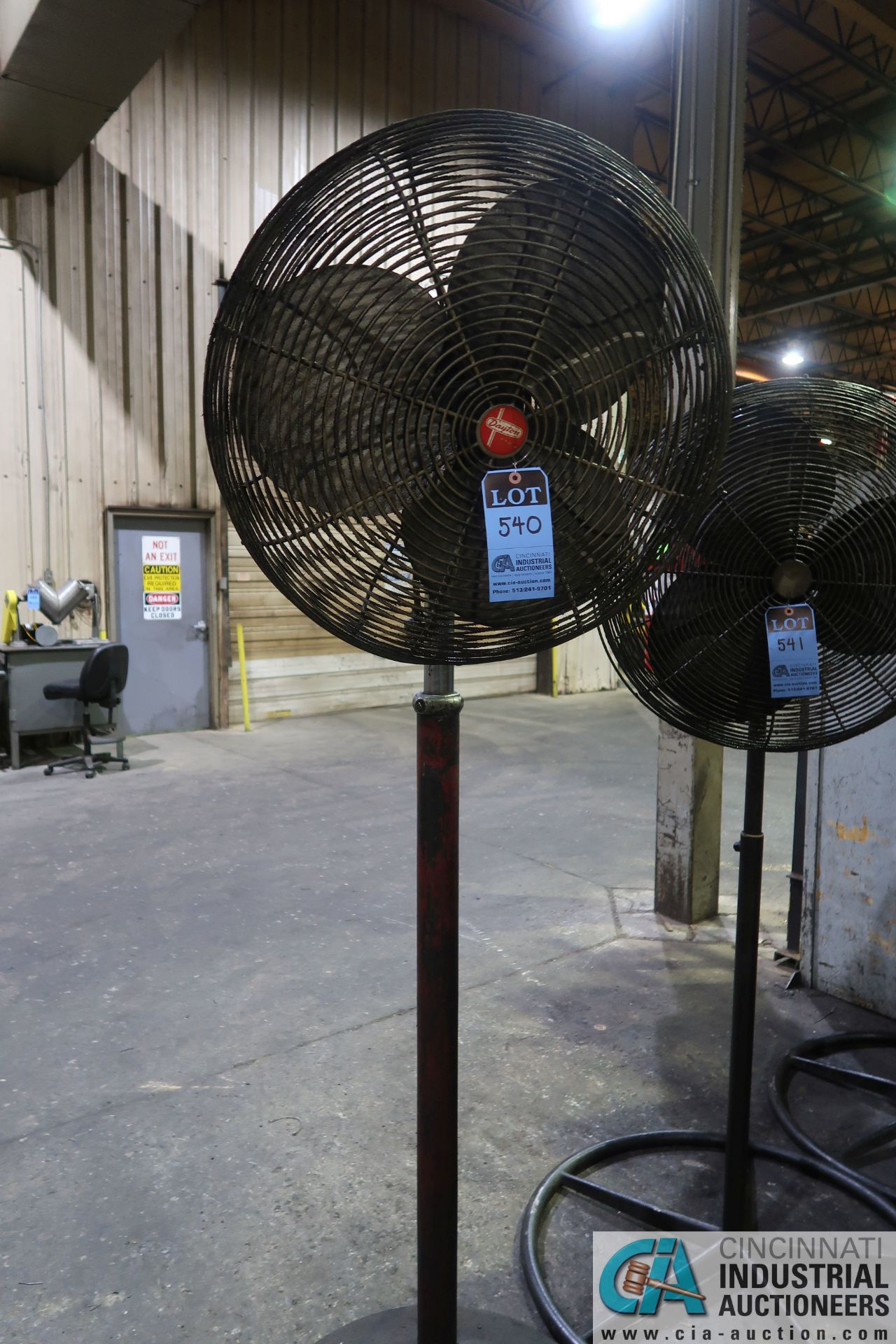 24" DIAMETER INDUSTRIAL DUTY PEDESTAL AIR CIRCULATOR