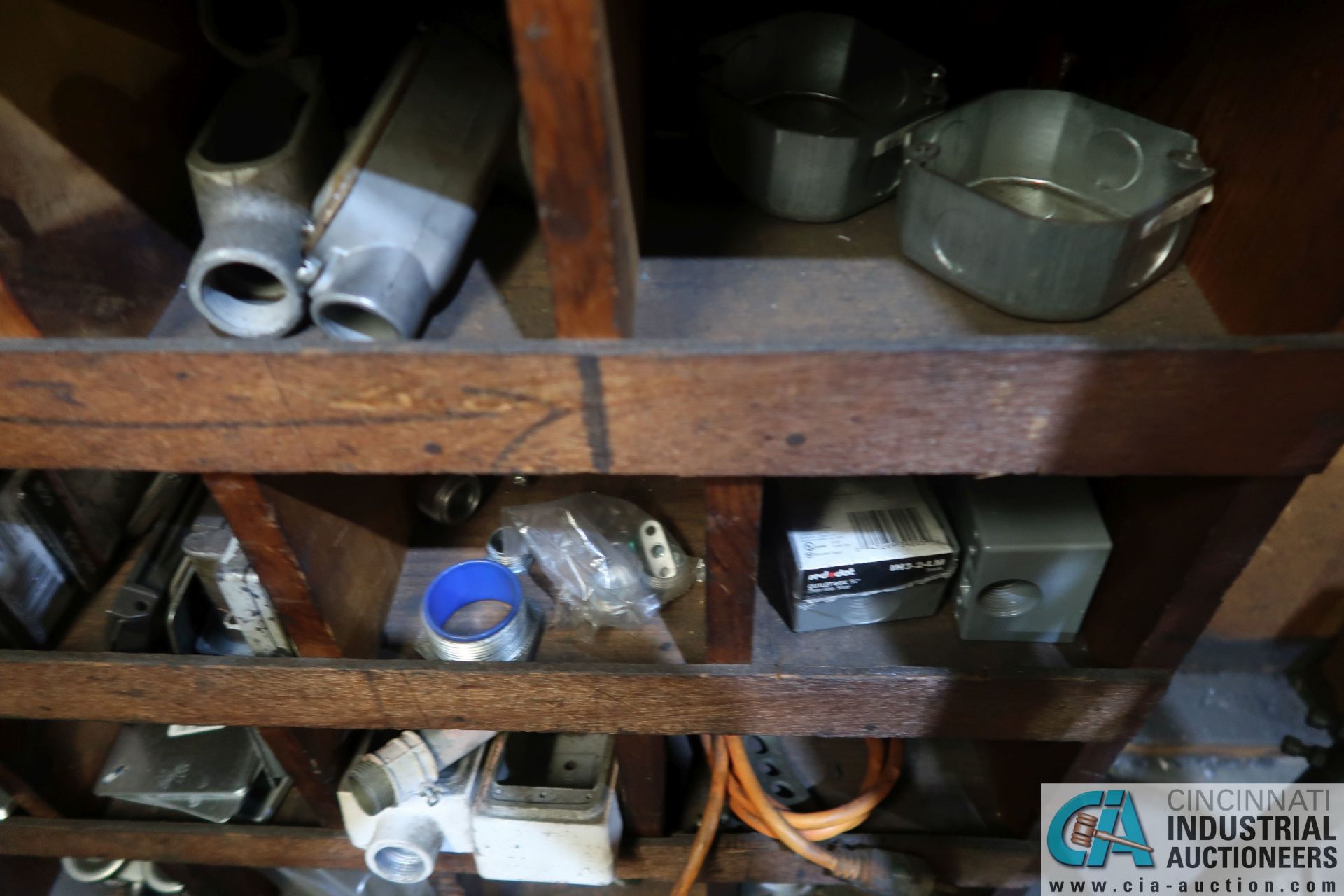 (LOT) LARGE ASSORTMENT BLACK IRON PIPE AND ELECTRICAL HARDWARE OF REDUCERS, FITTINGS, PLUGS, - Image 7 of 25