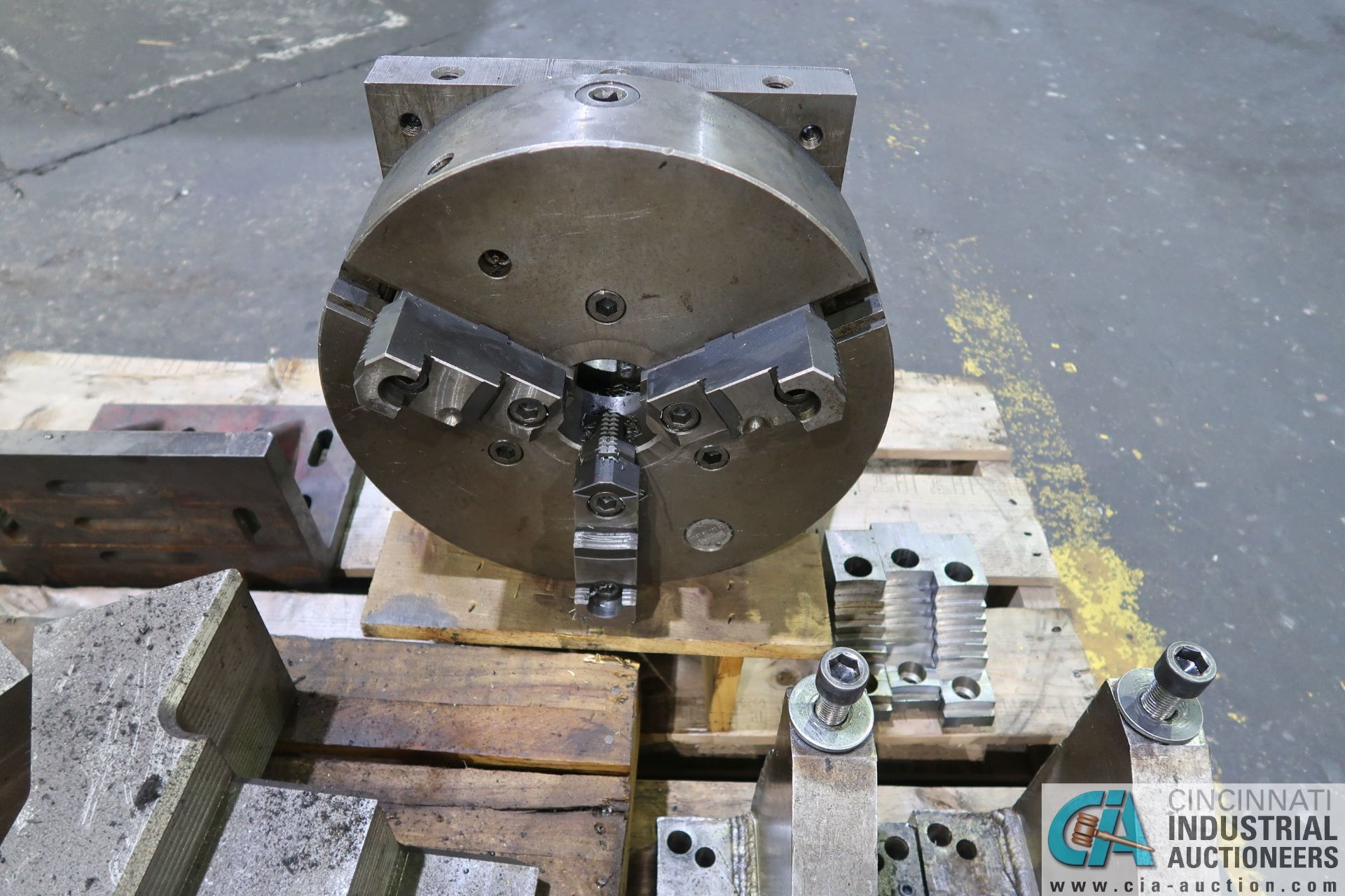 SKID V-BLOCKS, 15" THREE-JAW CHUCK AND ANGLE PLATE - Image 4 of 4