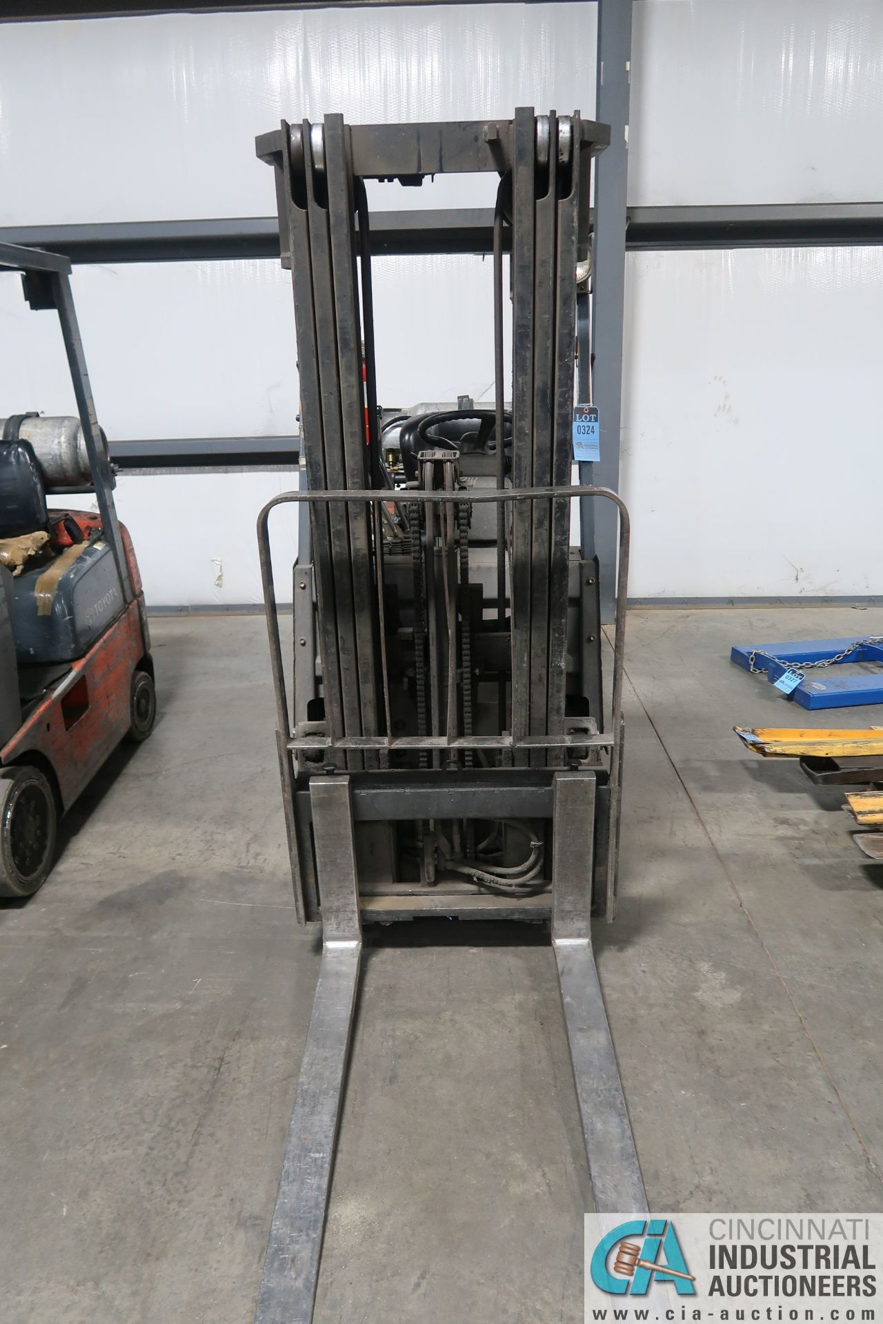 3,000 LB. TOYOTA MODLE 7FGU15 SOLID TIRE LP GAS LIFT TRUCK; S/N 62126, 3-STAGE MAST, 82" MAST - Image 5 of 7