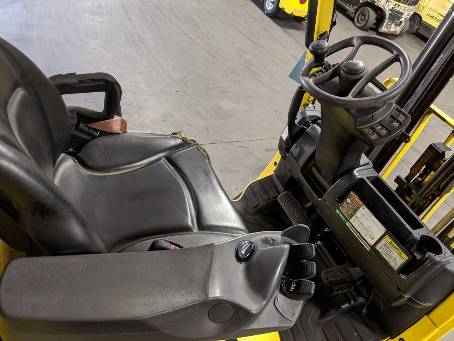 5,000 LB. HYSTER MODEL S50FT OP GAS LIFT TRUCK; S/N F187V23199L (2014) - Image 5 of 8